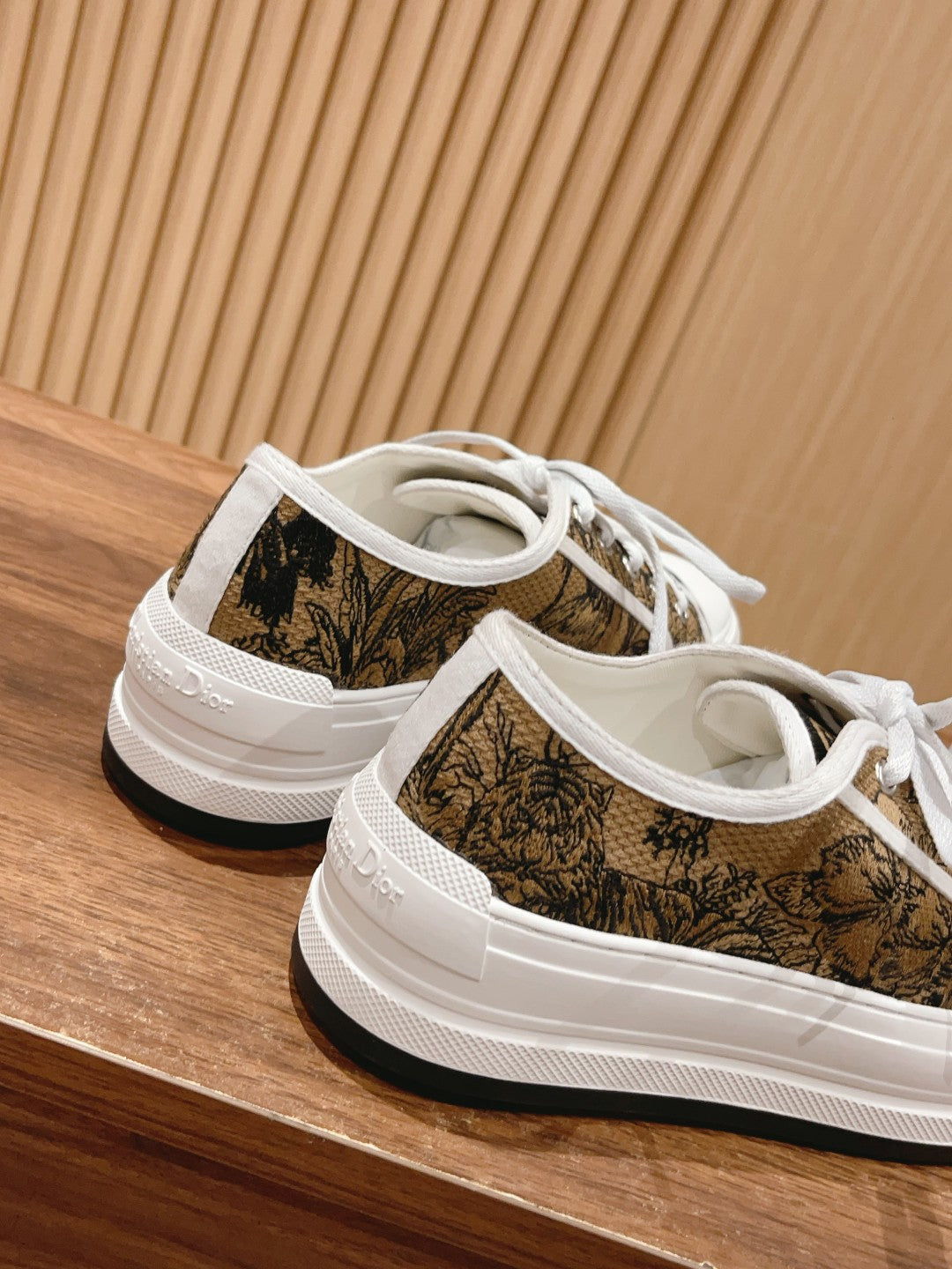 迪D家-𝐖𝐚𝐥𝐤'𝐧 低筒刺繡板鞋