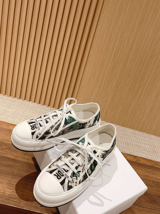 迪D家-𝐖𝐚𝐥𝐤'𝐧 低筒刺繡板鞋