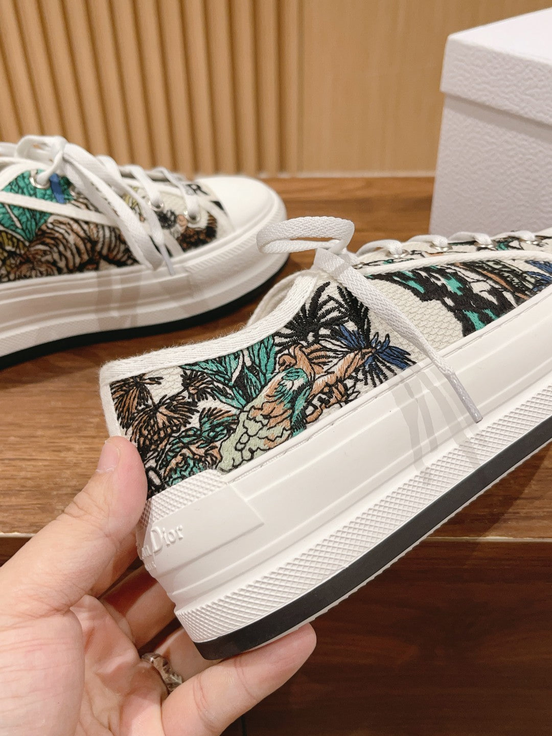 迪D家-𝐖𝐚𝐥𝐤'𝐧 低筒刺繡板鞋