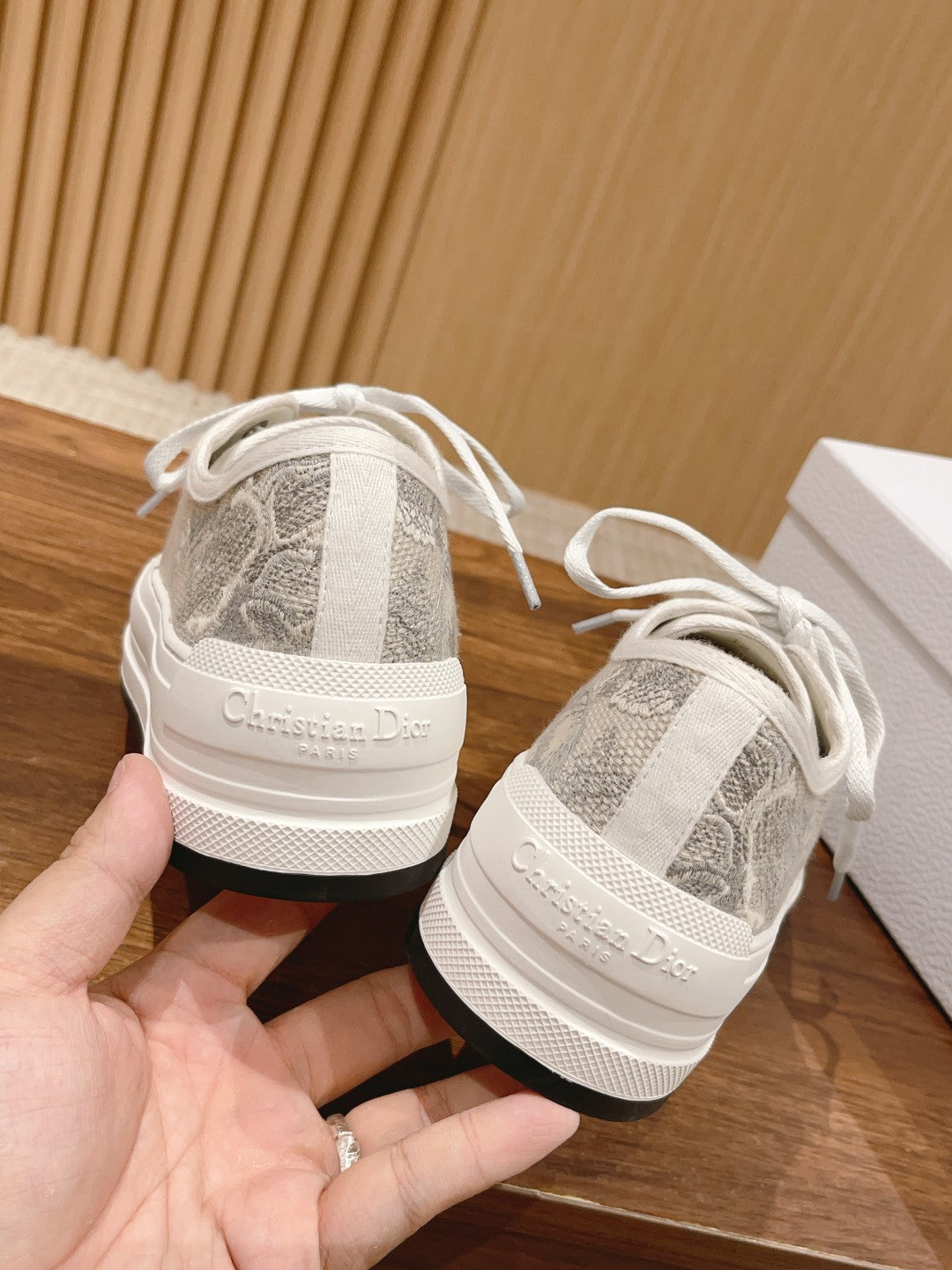 迪D家-𝐖𝐚𝐥𝐤'𝐧 低筒刺繡板鞋