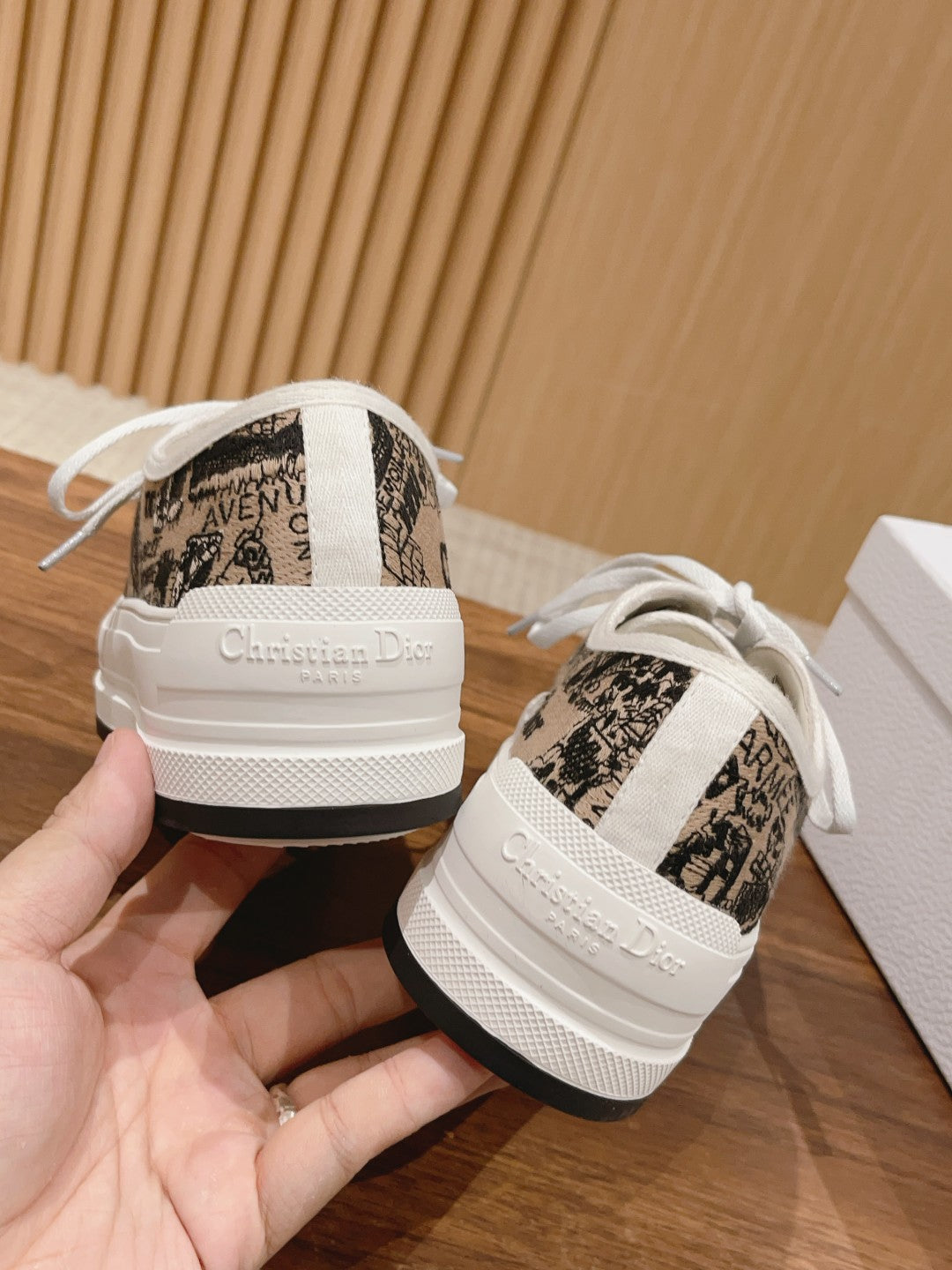 迪D家-𝐖𝐚𝐥𝐤'𝐧 低筒刺繡板鞋