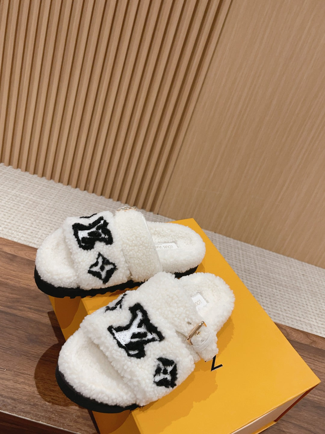 路L家-𝐏𝐚𝐬𝐞𝐨 𝐂𝐨𝐦𝐟𝐨𝐫𝐭 平底毛拖 白色