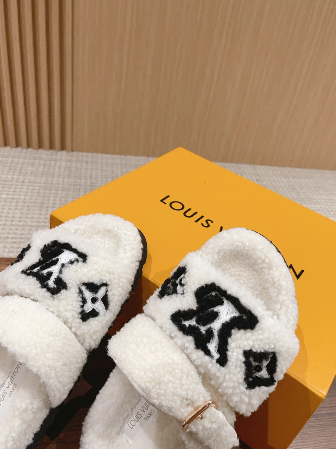 路L家-𝐏𝐚𝐬𝐞𝐨 𝐂𝐨𝐦𝐟𝐨𝐫𝐭 平底毛拖 白色