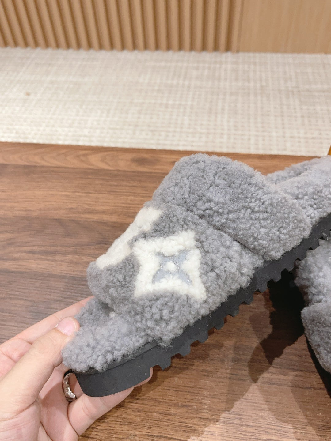 路L家-𝐏𝐚𝐬𝐞𝐨 𝐂𝐨𝐦𝐟𝐨𝐫𝐭 平底毛拖 灰色
