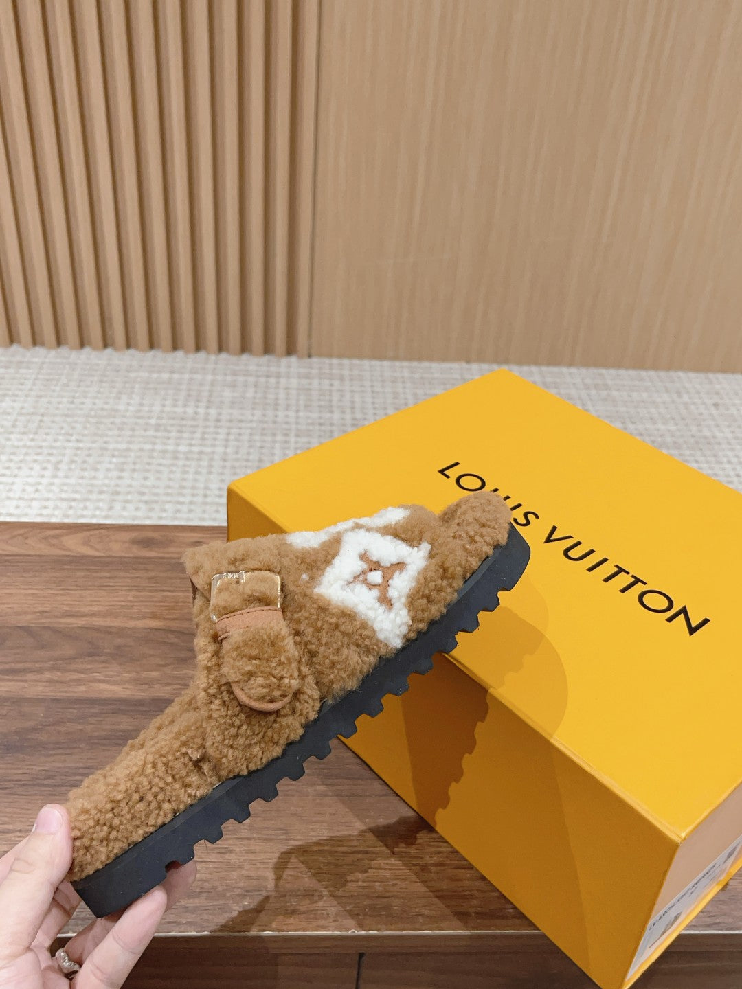 路L家-𝐏𝐚𝐬𝐞𝐨 𝐂𝐨𝐦𝐟𝐨𝐫𝐭 平底毛拖 棕色