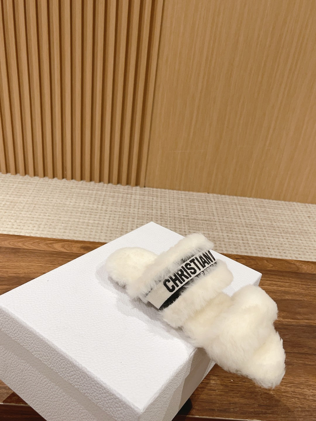 迪D家-絨毛雙帶平底拖鞋 黑刺繡
