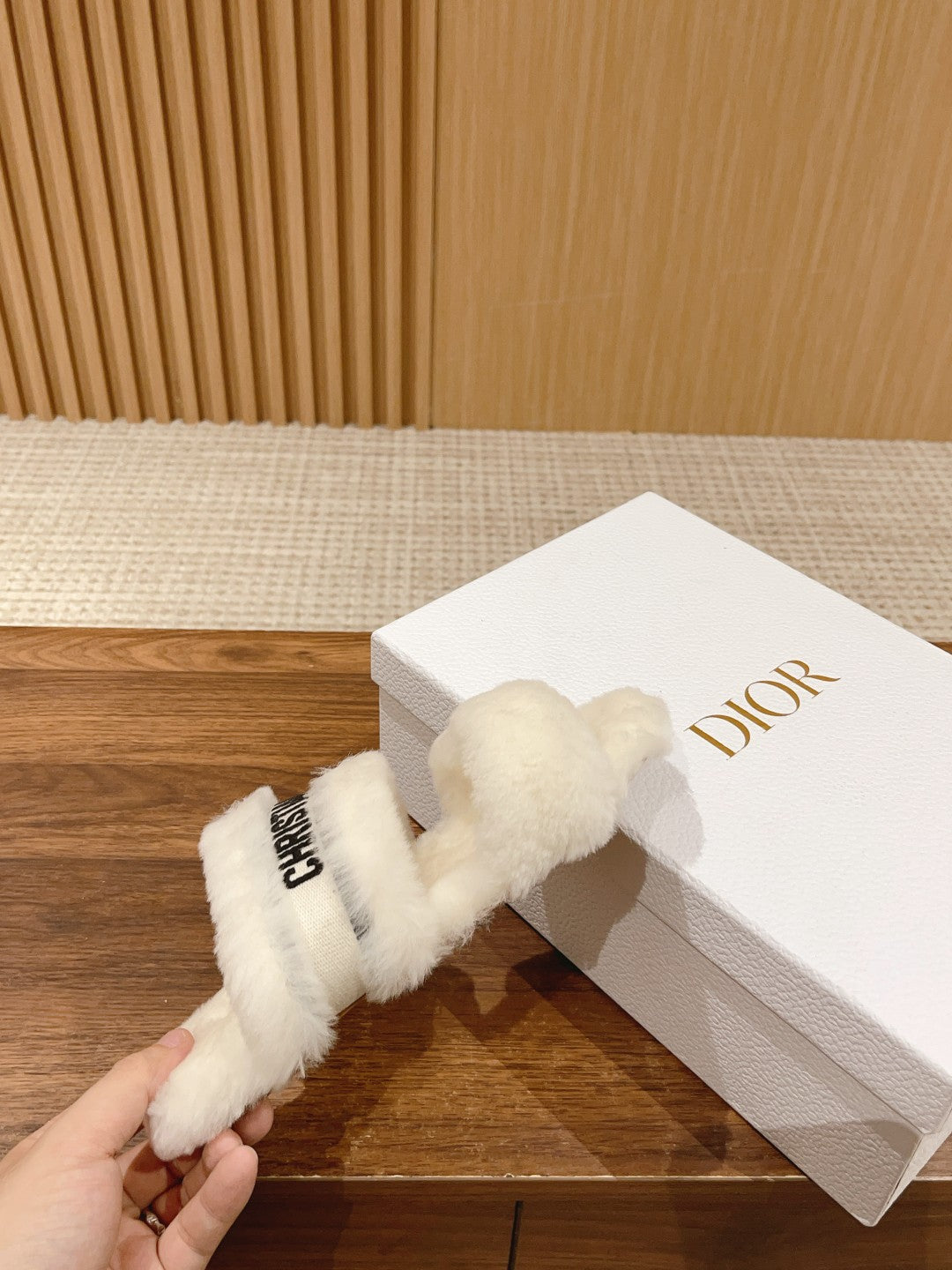 迪D家-絨毛雙帶平底拖鞋 黑刺繡