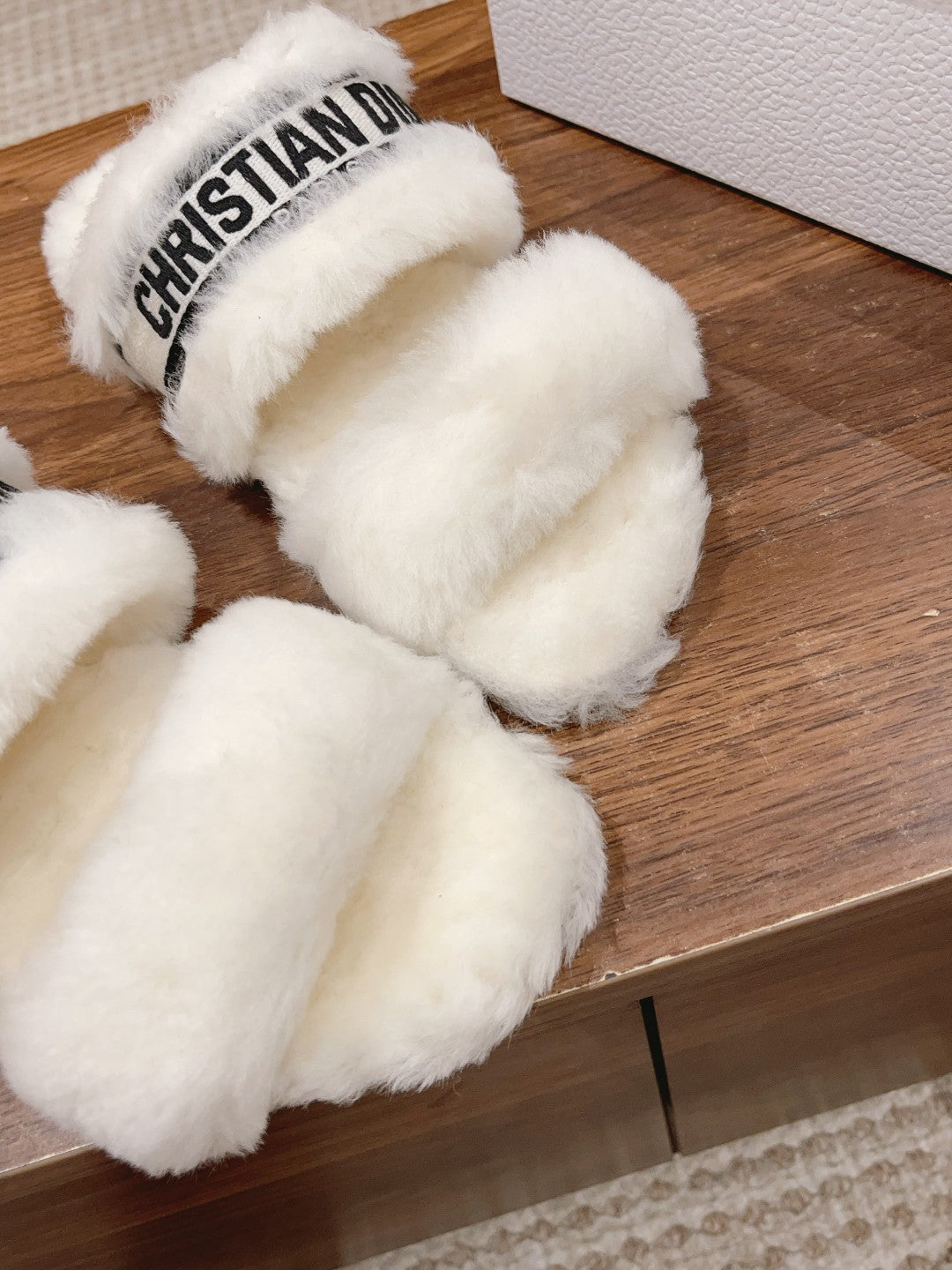 迪D家-絨毛雙帶平底拖鞋 黑刺繡