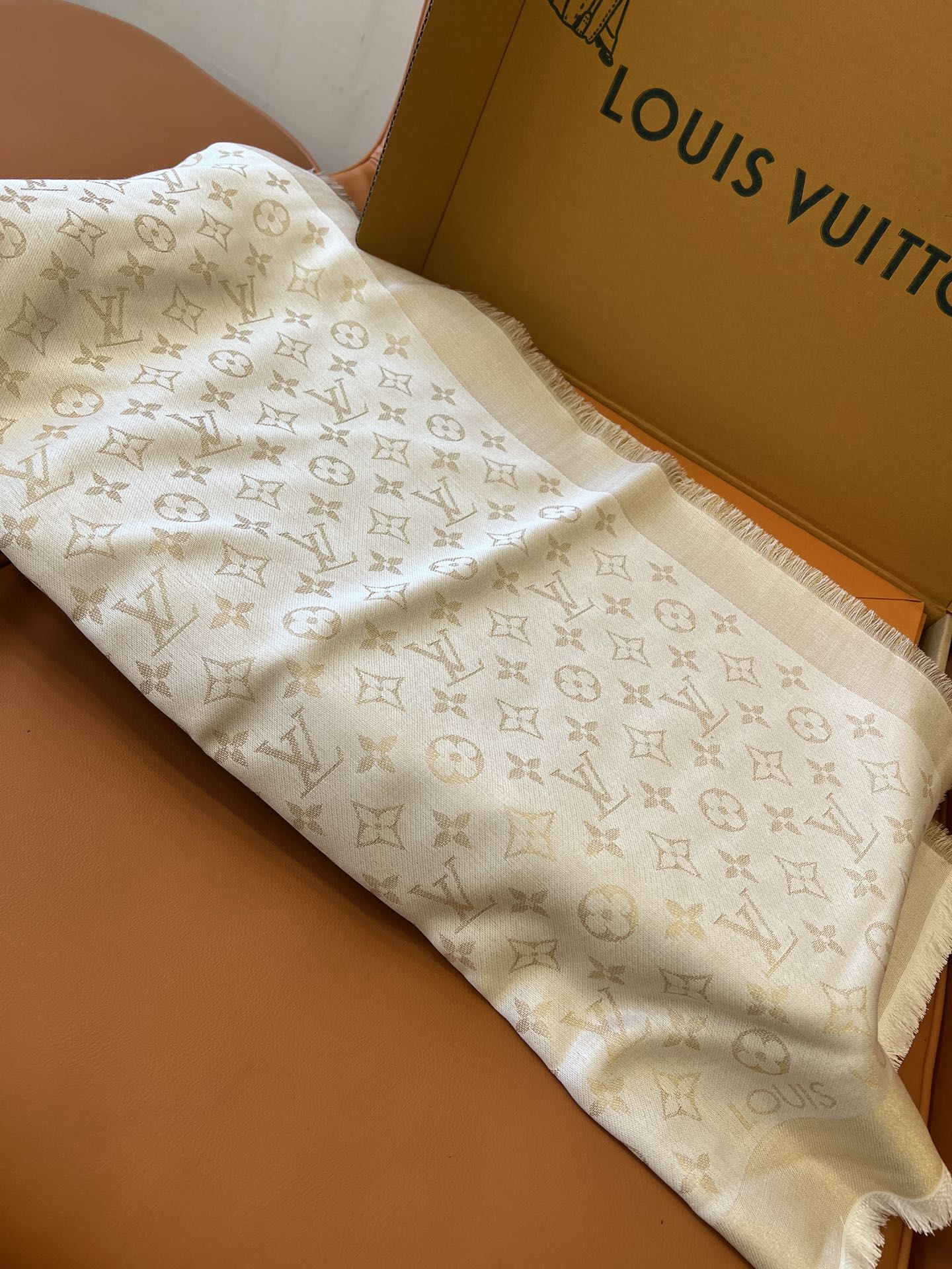 路L家-白金經典Monogram 47%桑蠶絲 26%黏膠纖維 17%羊毛 10%聚酯纖維 140x140cm