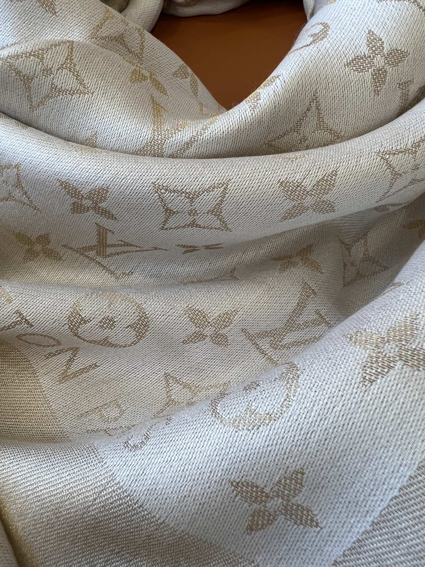 路L家-白金經典Monogram 47%桑蠶絲 26%黏膠纖維 17%羊毛 10%聚酯纖維 140x140cm
