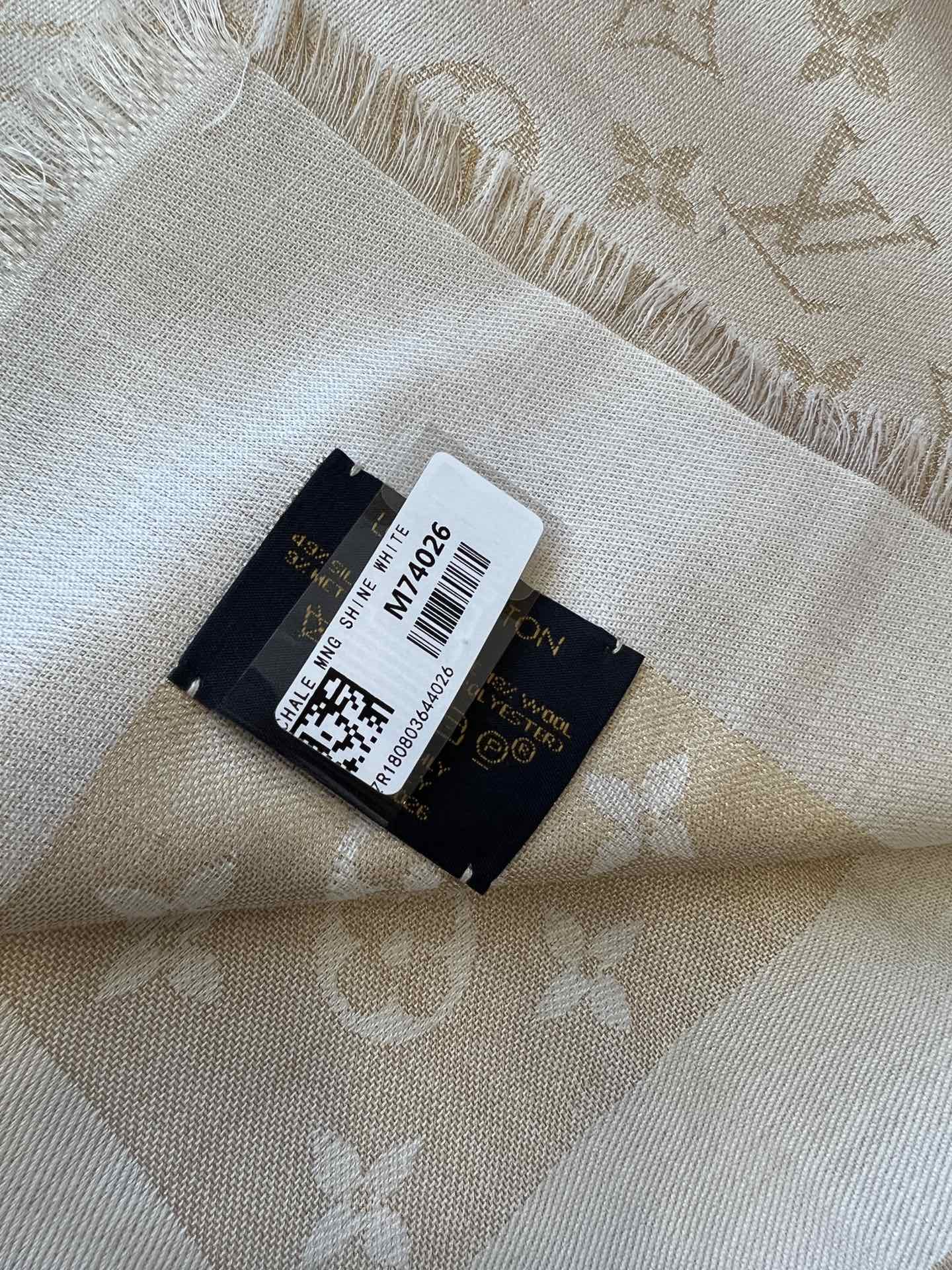 路L家-白金經典Monogram 47%桑蠶絲 26%黏膠纖維 17%羊毛 10%聚酯纖維 140x140cm