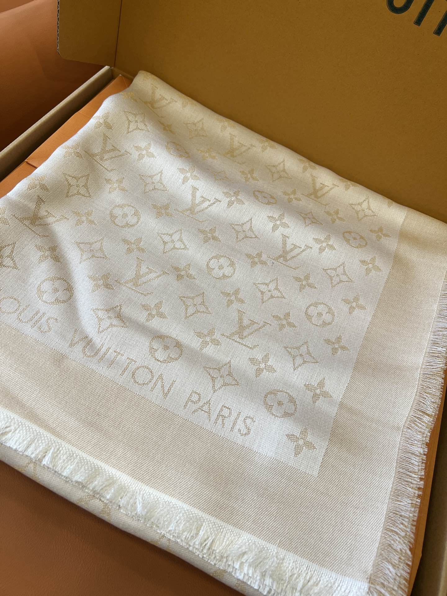 路L家-白金經典Monogram 47%桑蠶絲 26%黏膠纖維 17%羊毛 10%聚酯纖維 140x140cm