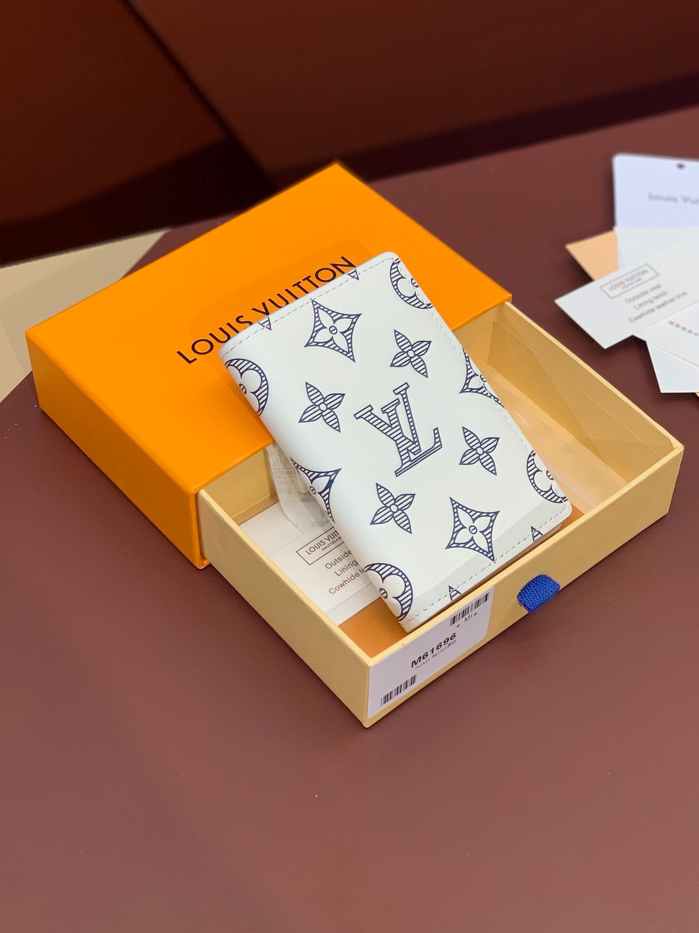 路L家-M61696 Monogram壓紋口袋錢夾-雅白色
