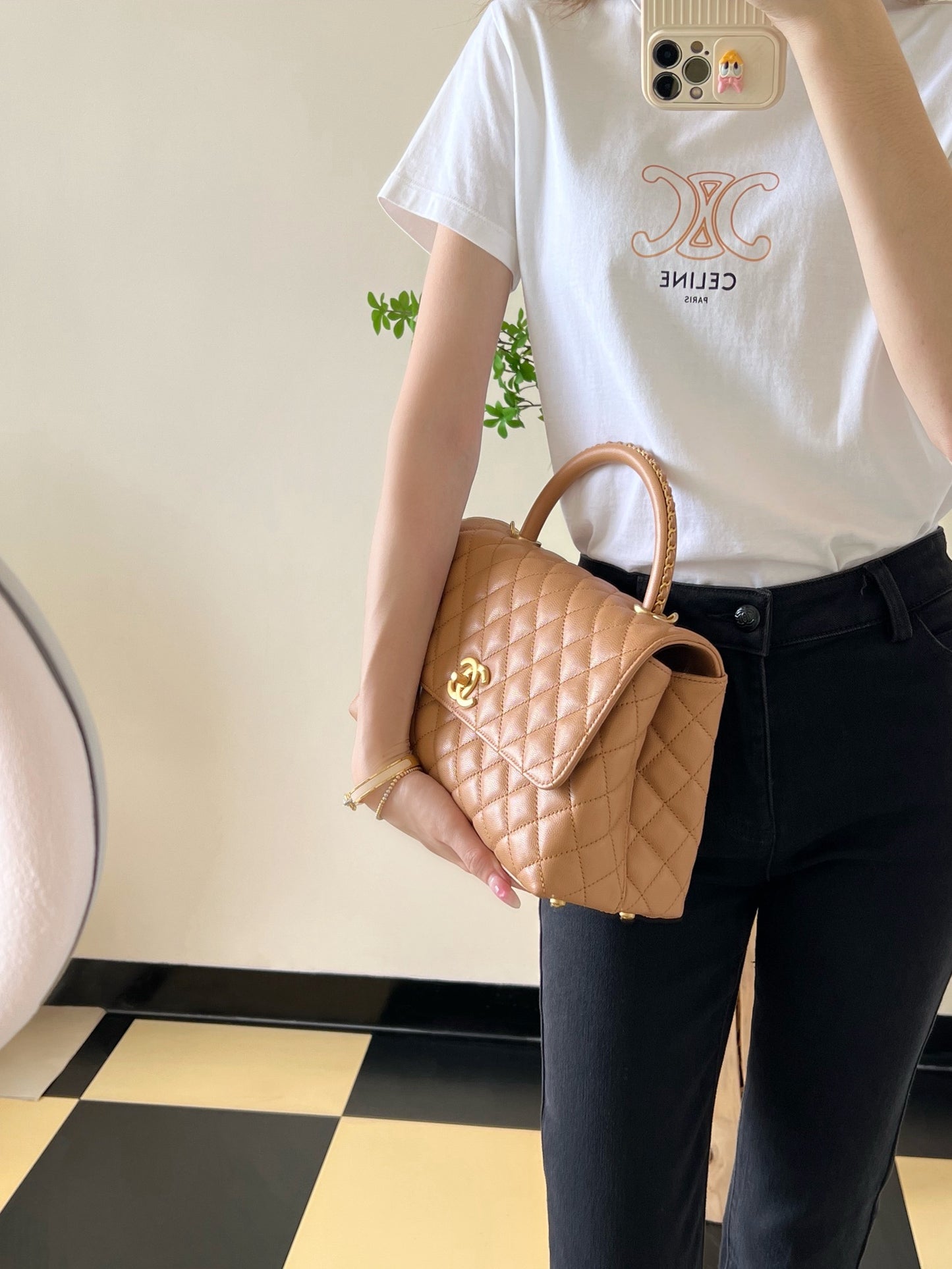 小香家- 𝐂𝐨𝐜𝐨𝐇𝐚𝐧𝐝𝐥𝐞穿鍊手把包 中型-焦糖色 淡金扣