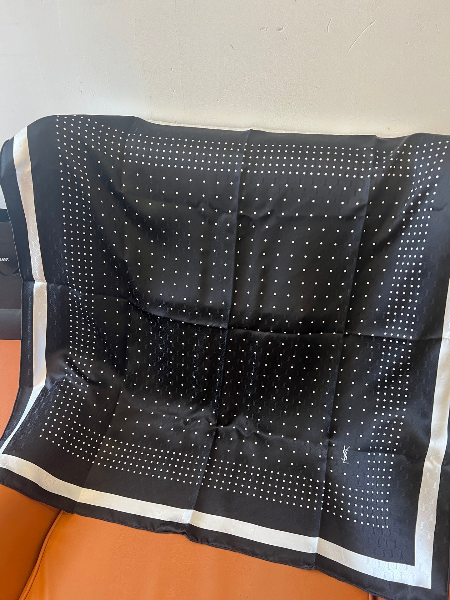 聖Y羅-波點控復古風絲巾 90*90cm 100%桑蠶絲