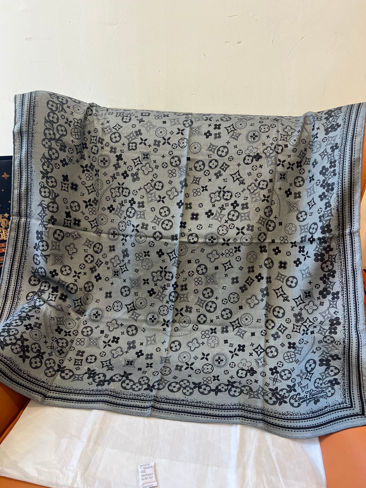 路L家- 雙面同花異色 90*90cm 絲羊絨-灰色