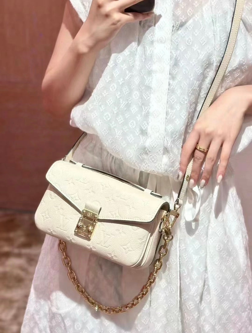 M46595 路L家-Pochette Métis East West 白色