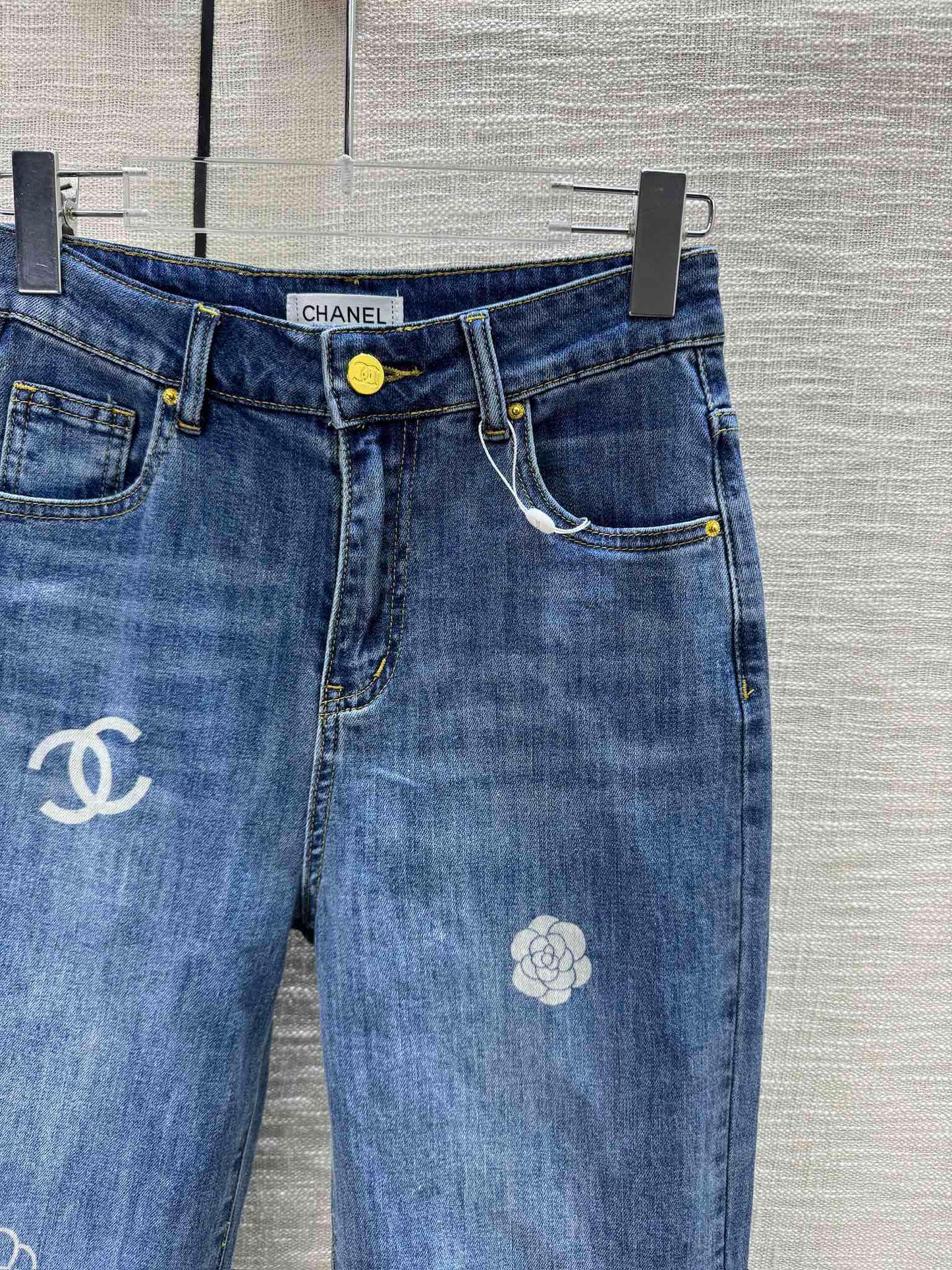 小香家-2404 山茶花logo直筒牛仔褲