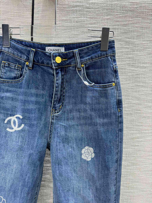 小香家-2404 山茶花logo直筒牛仔褲