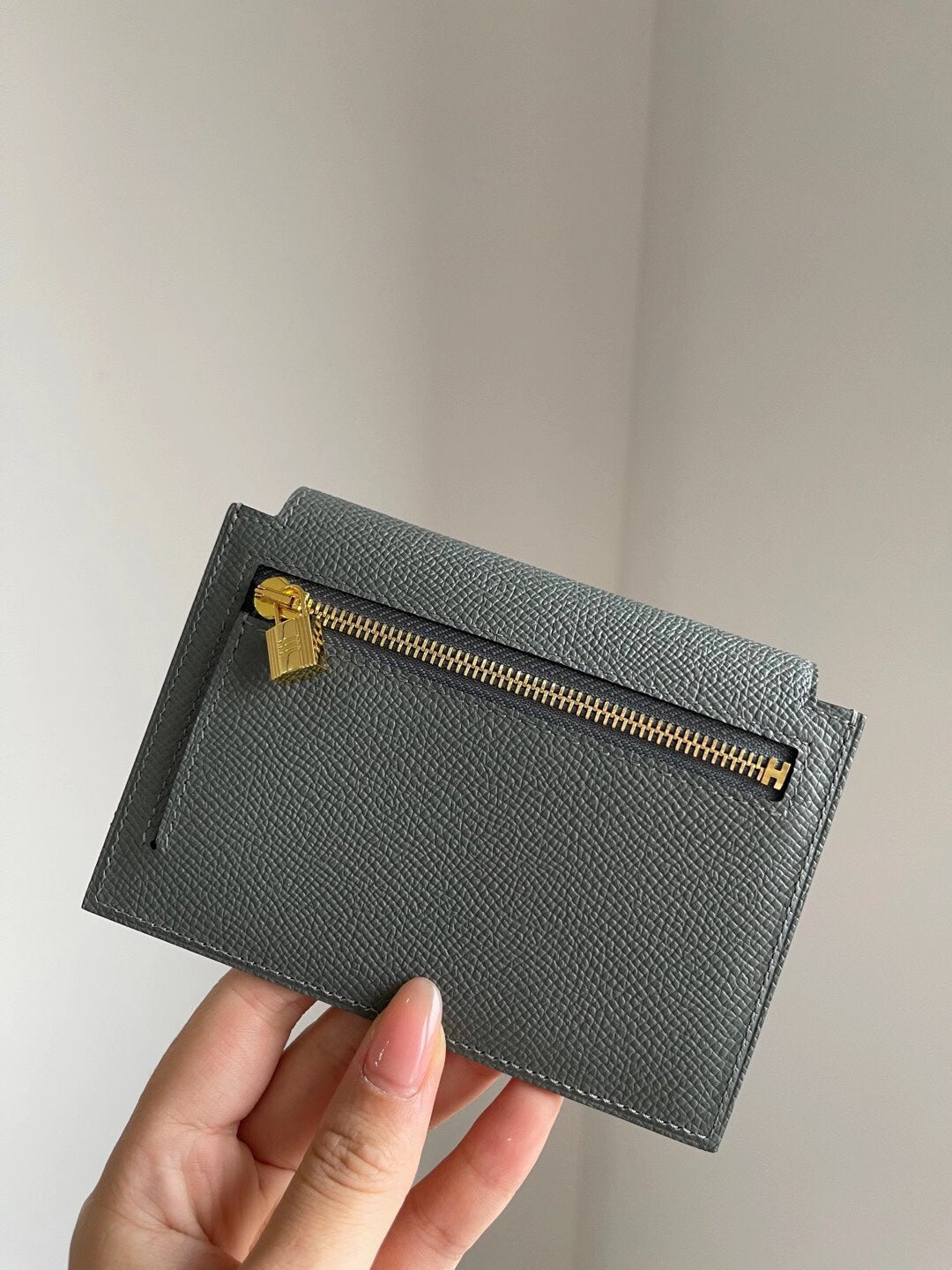 小愛款-Kelly Pocket epsom 63卡包 杏仁綠 金扣