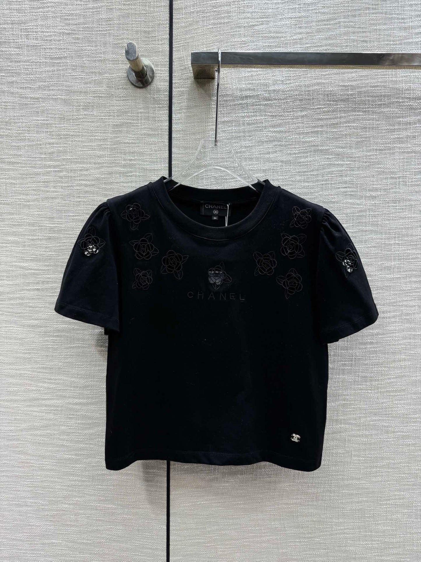 小香家-2403 花朵鏤空TEE 黑色
