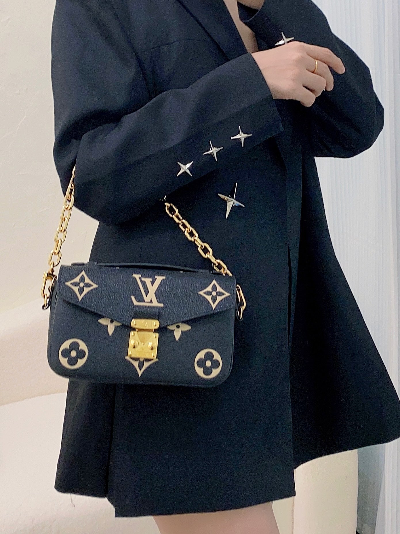 M46596 路L家-Pochette Métis East West 黑色