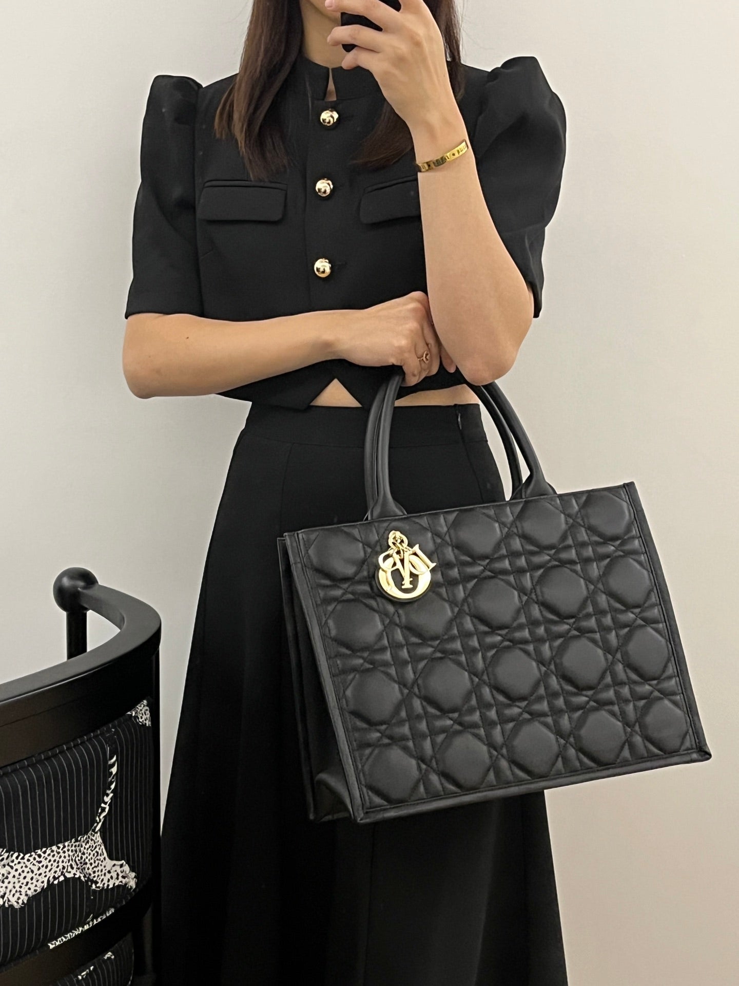 熱銷款 迪D家-2024春夏系列 Book Tote  菱格紋牛皮 黑色 中號