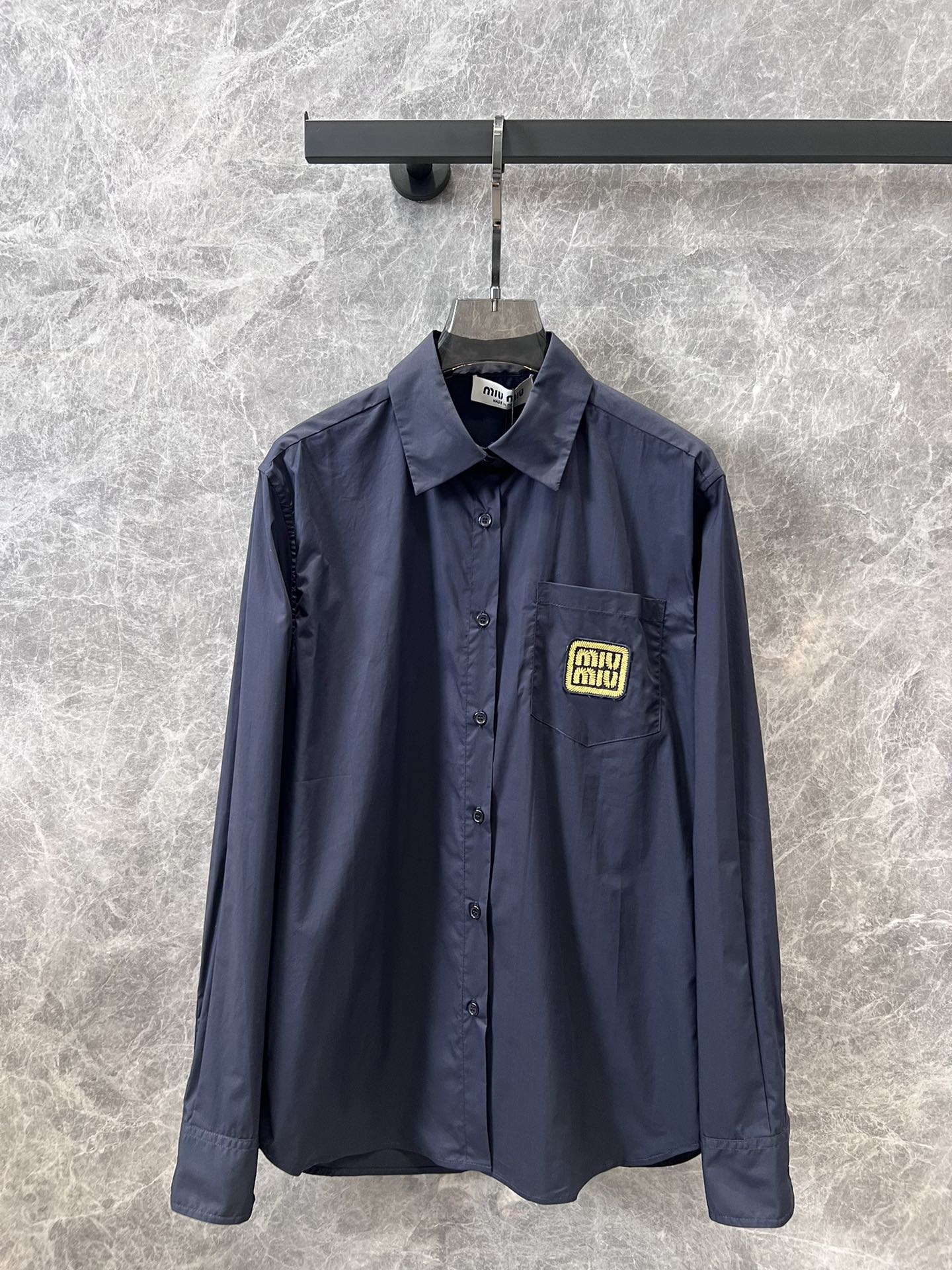 穆Ｍ家-2404 字母logo徽章裝飾長袖襯衫