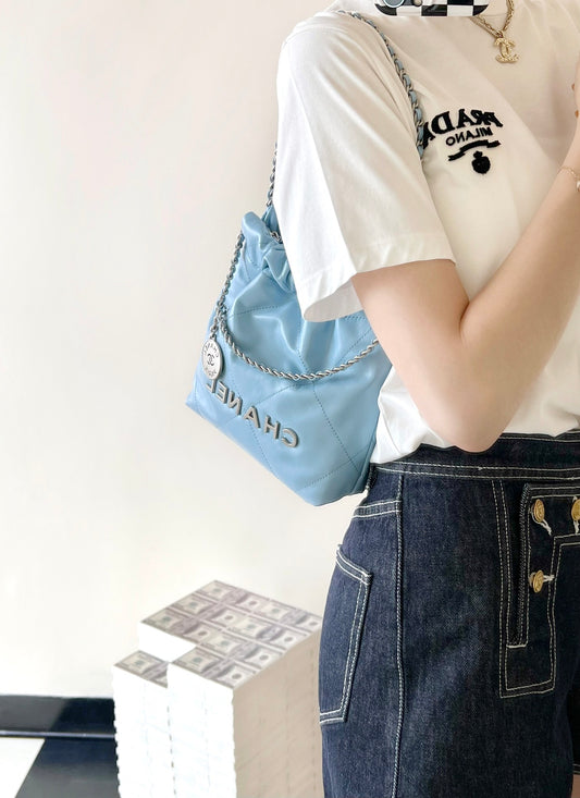 小香家-2023春夏新款 22BAG Mini 奶藍色 上身圖
