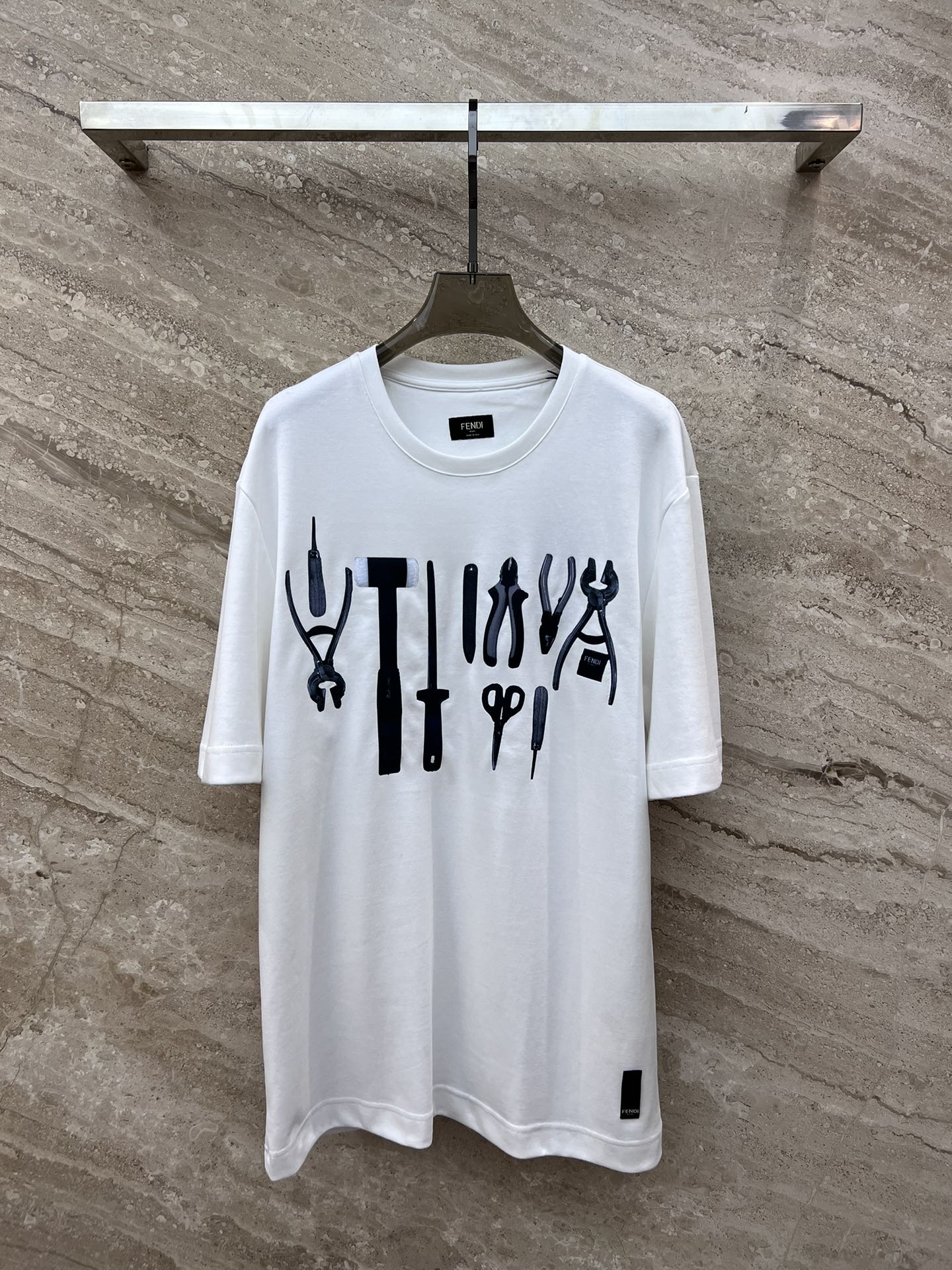 芬F家-2403 24SS春夏新款工具印花圓領短袖TEE 白色