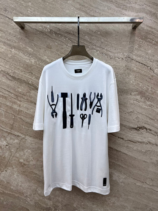 芬F家-2403 24SS春夏新款工具印花圓領短袖TEE 白色