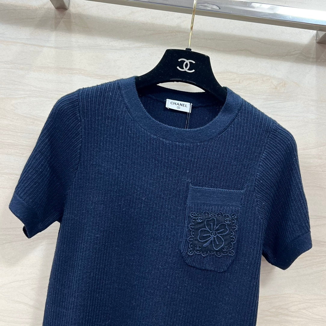 小香家-2403 口袋四葉草刺繡l針織短袖上衣 藍色