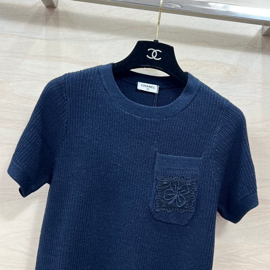 小香家-2403 口袋四葉草刺繡l針織短袖上衣 藍色