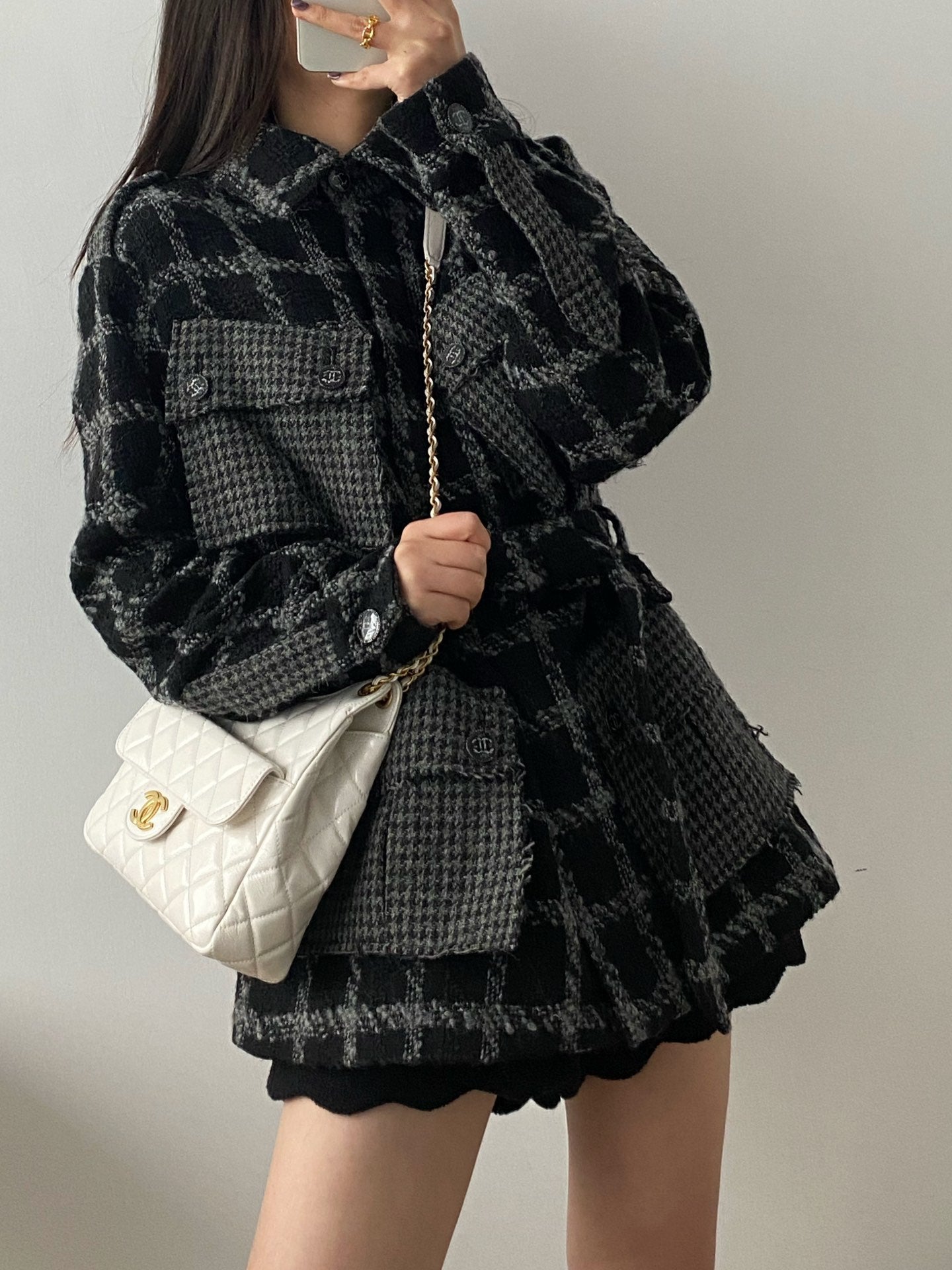 小香家-2023早春系列 Hobo嬉皮包 中號 白色 上身圖