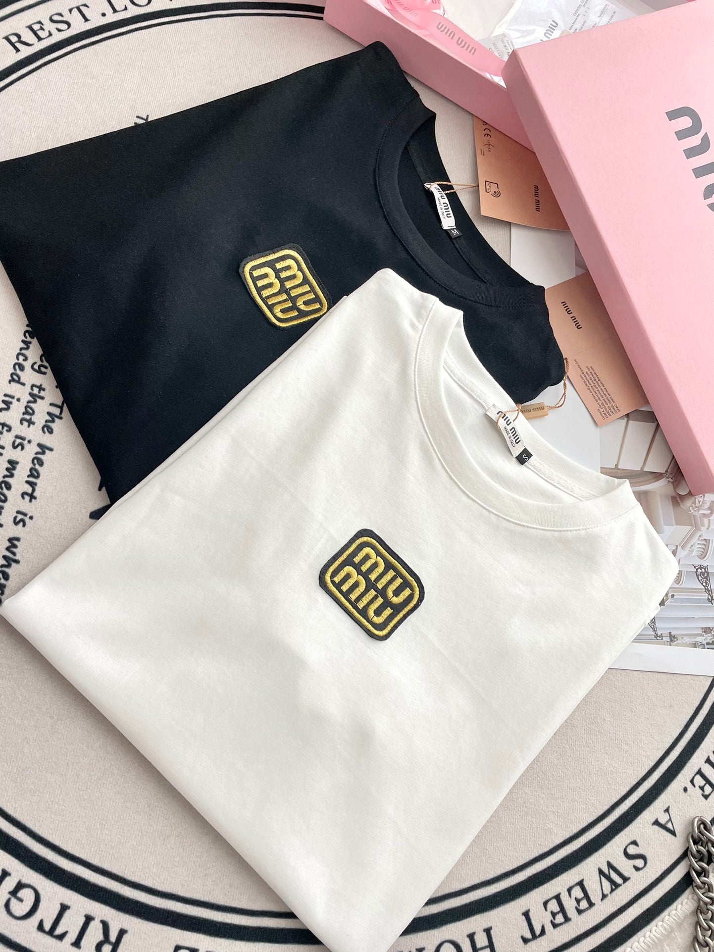 穆M家-2404 刺繡字母貼布短袖Tee 白色