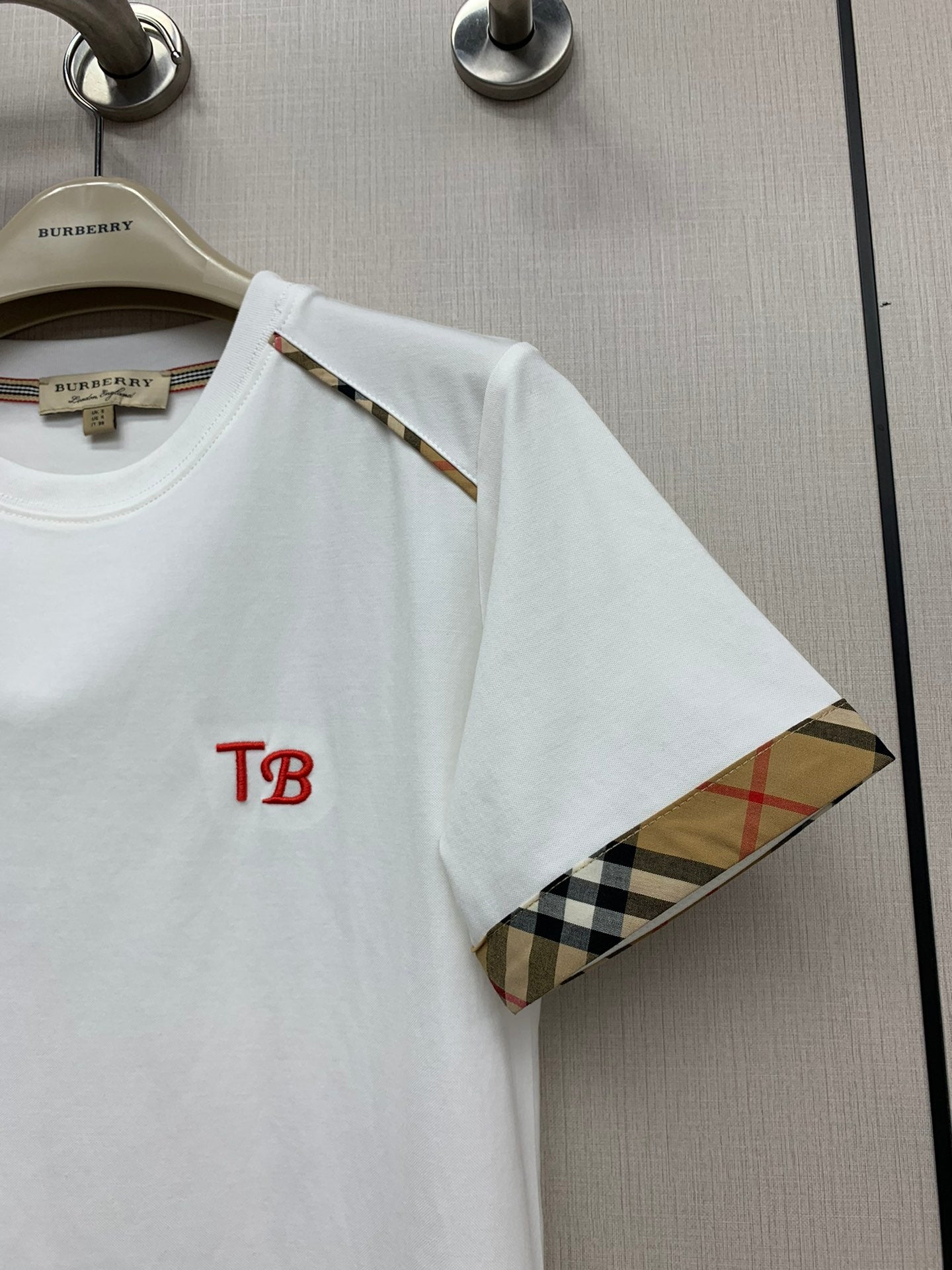 巴B家-2403 新款經典格紋拼繡字母TEE 白色