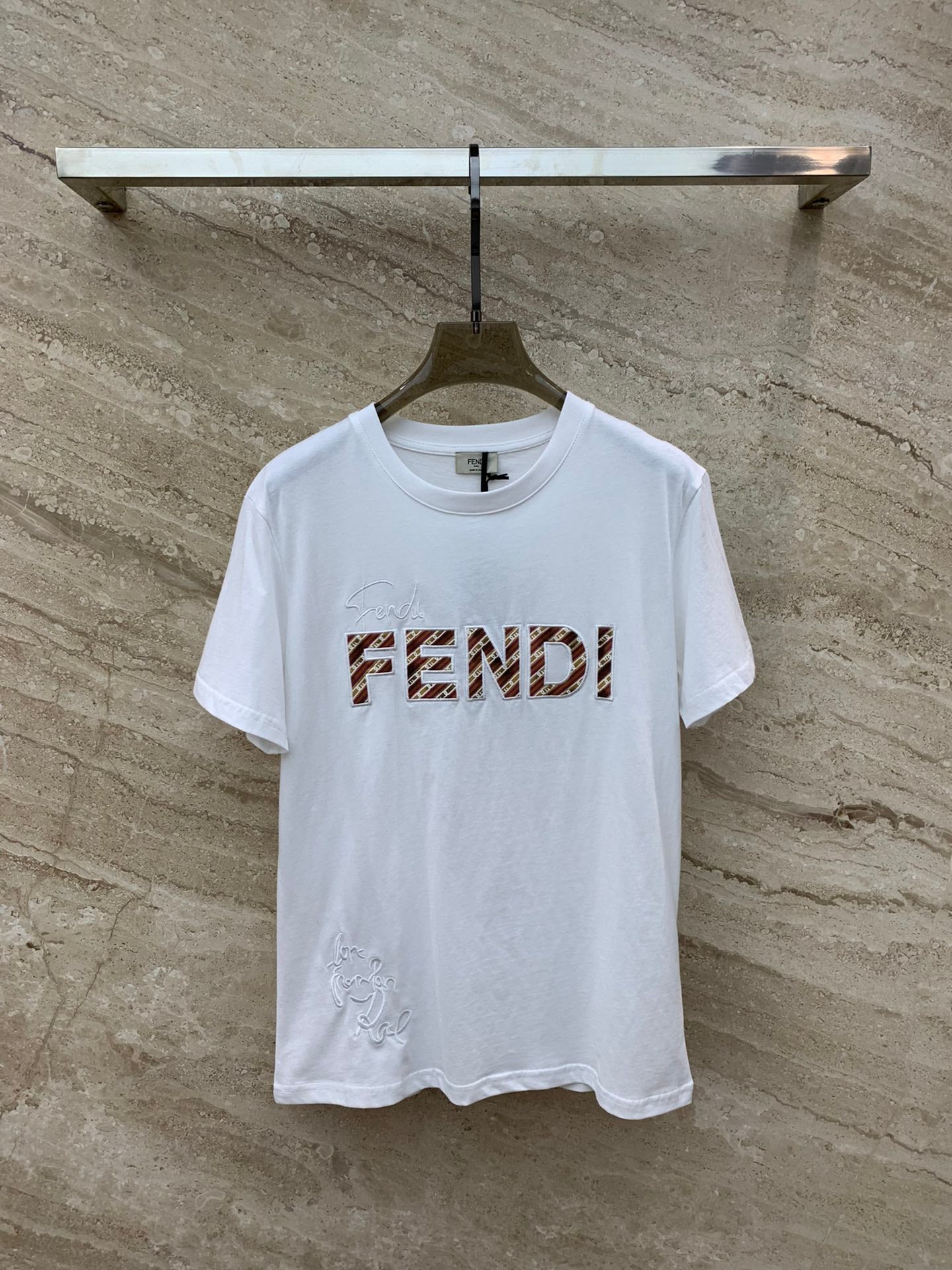 芬F家-2403 24SS春夏新款Logo刺繡圓領短袖TEE 白色
