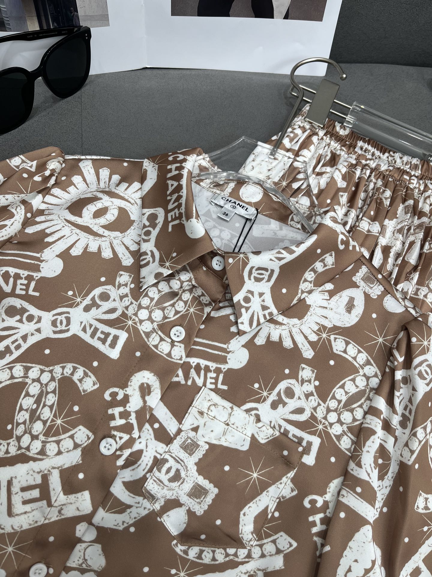 小香家-2403 24SS春夏新款短版襯衫壓褶半身裙套裝 咖色