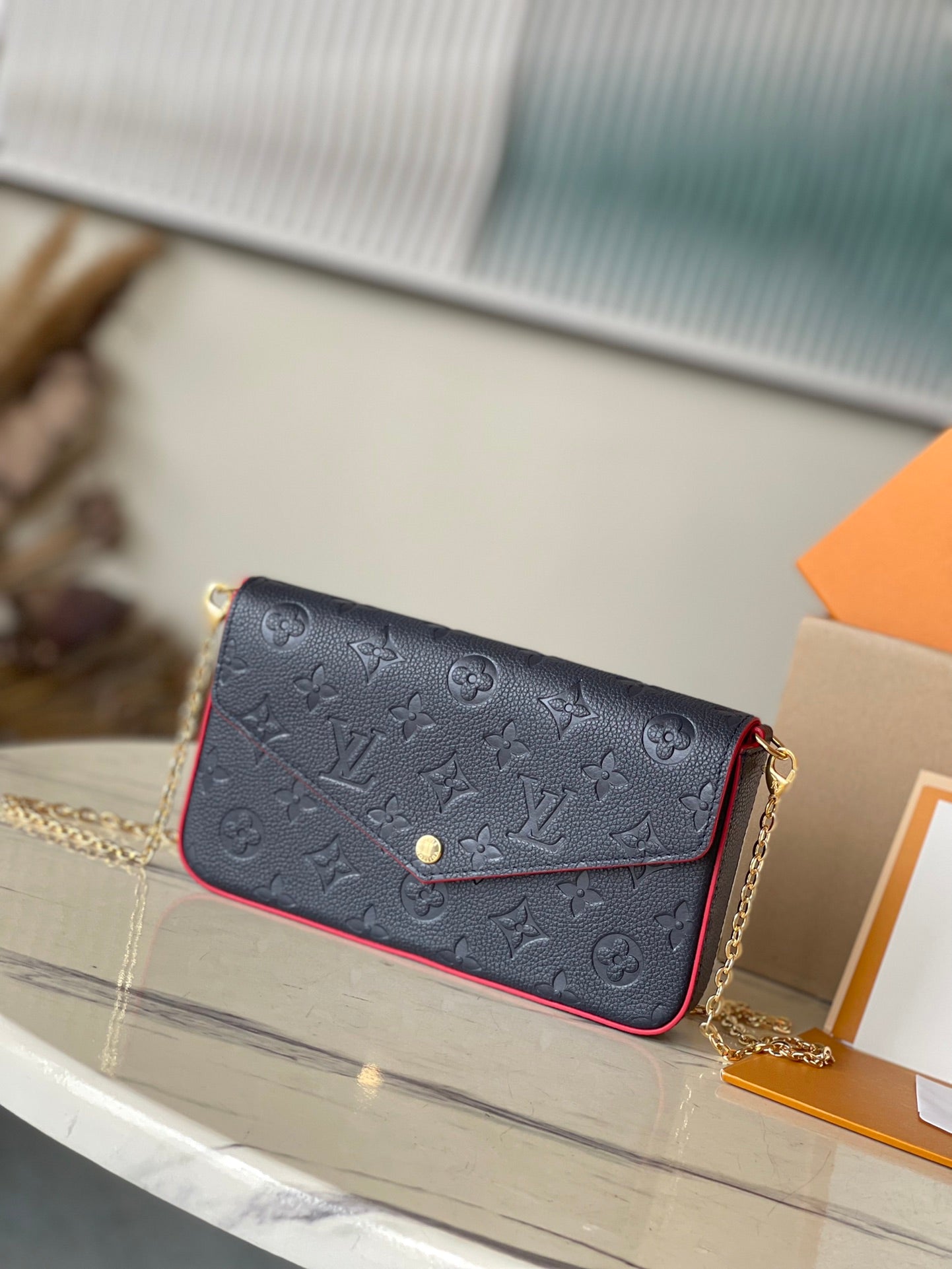 M64099 路L家-Pochette Felicie Empreinte壓紋斜背包 海軍藍