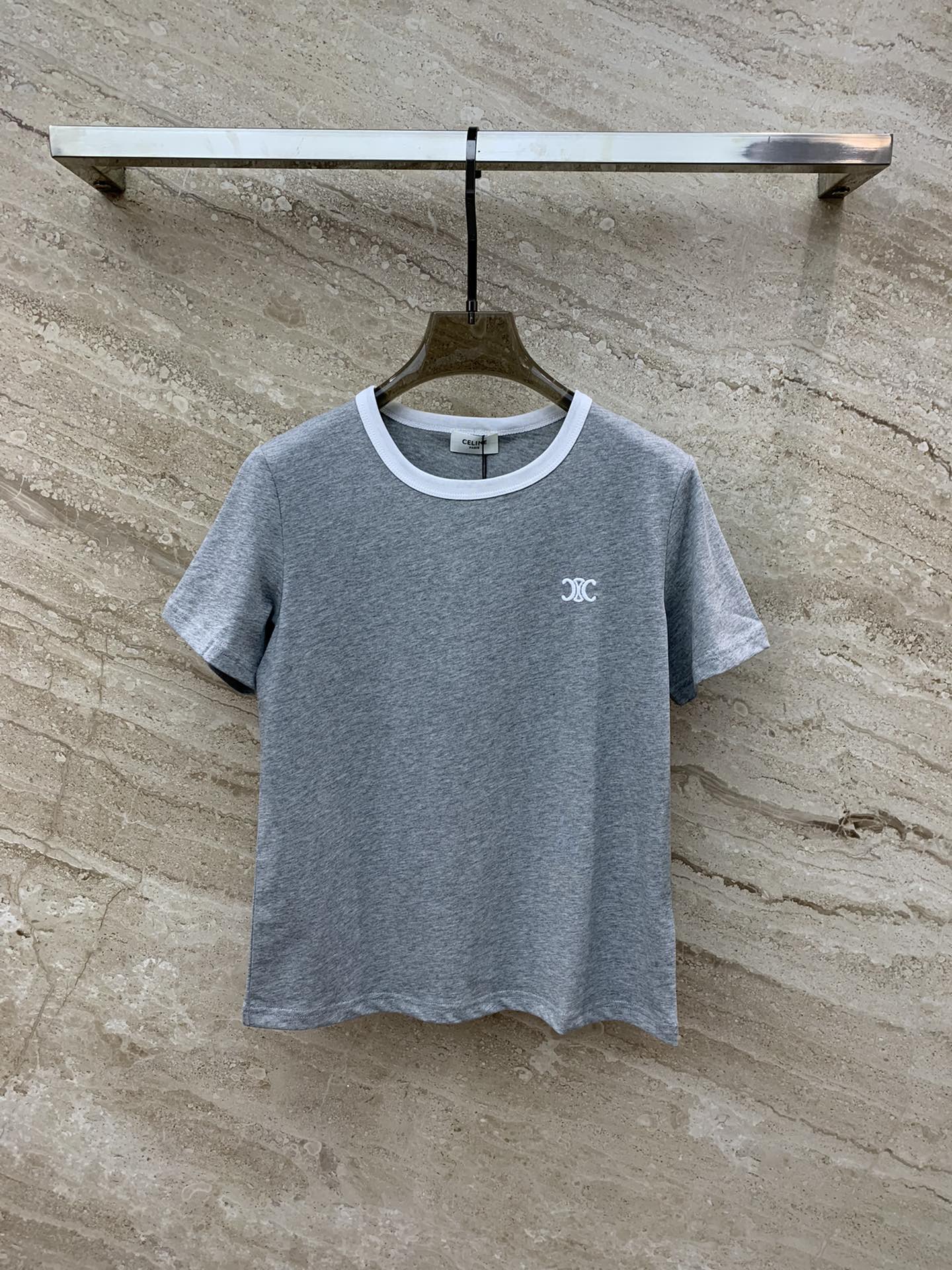 賽C家-2403 凱旋門刺繡撞色邊短袖TEE
