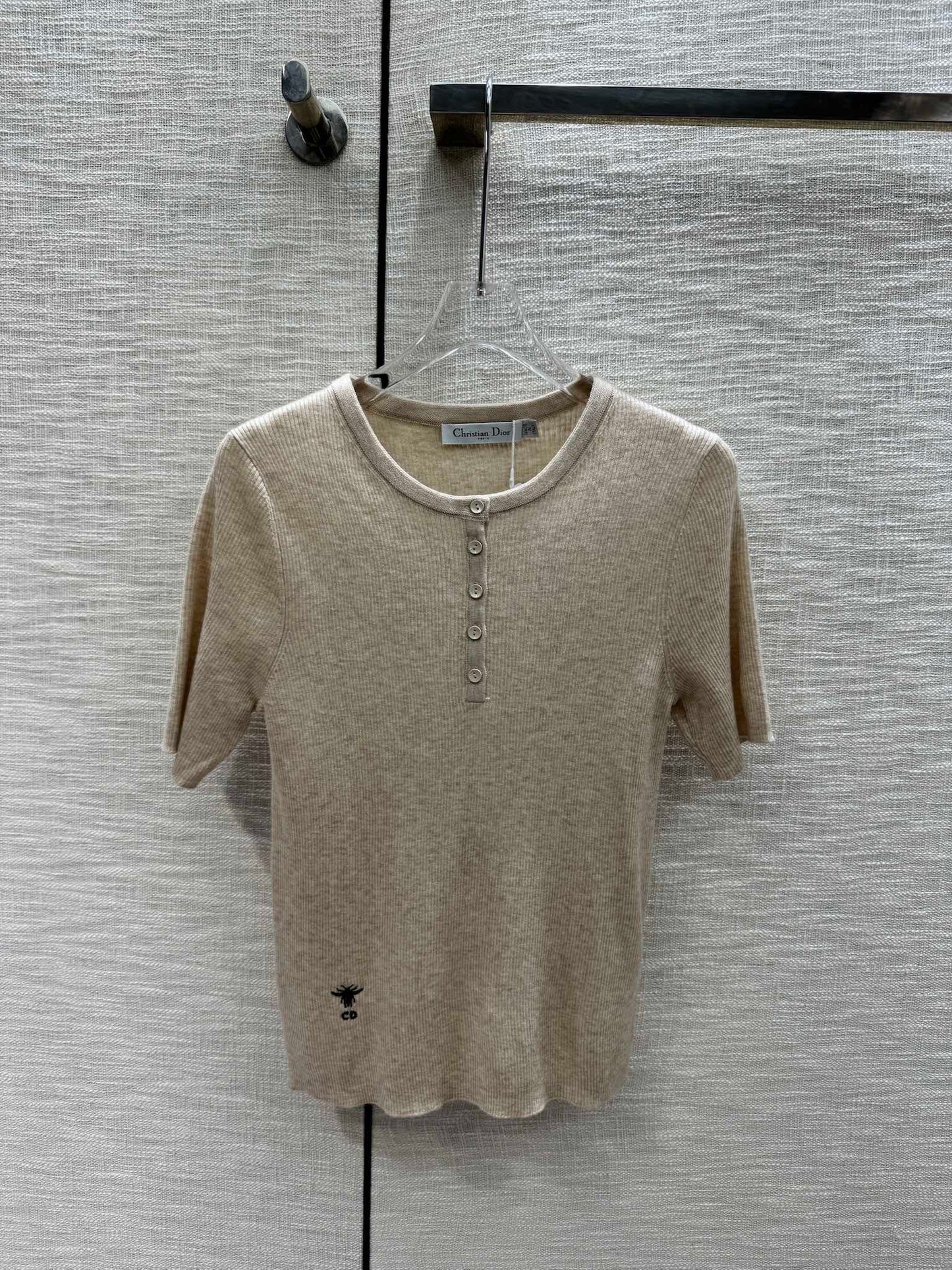 迪D家-2403 24春夏最新刺繡CD字母針織短袖 杏色