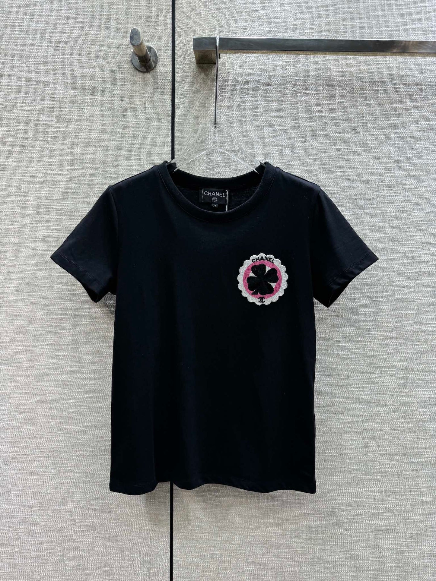 小香家-2403 刺繡四葉草字母圓領短袖TEE 黑色