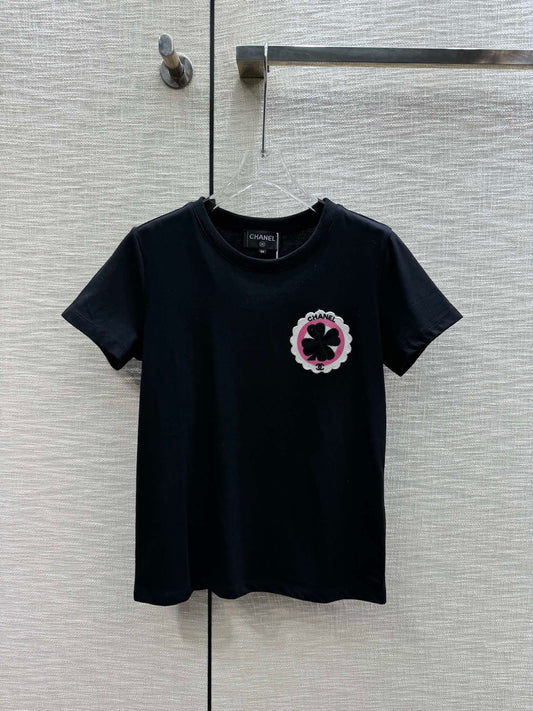 小香家-2403 刺繡四葉草字母圓領短袖TEE 黑色