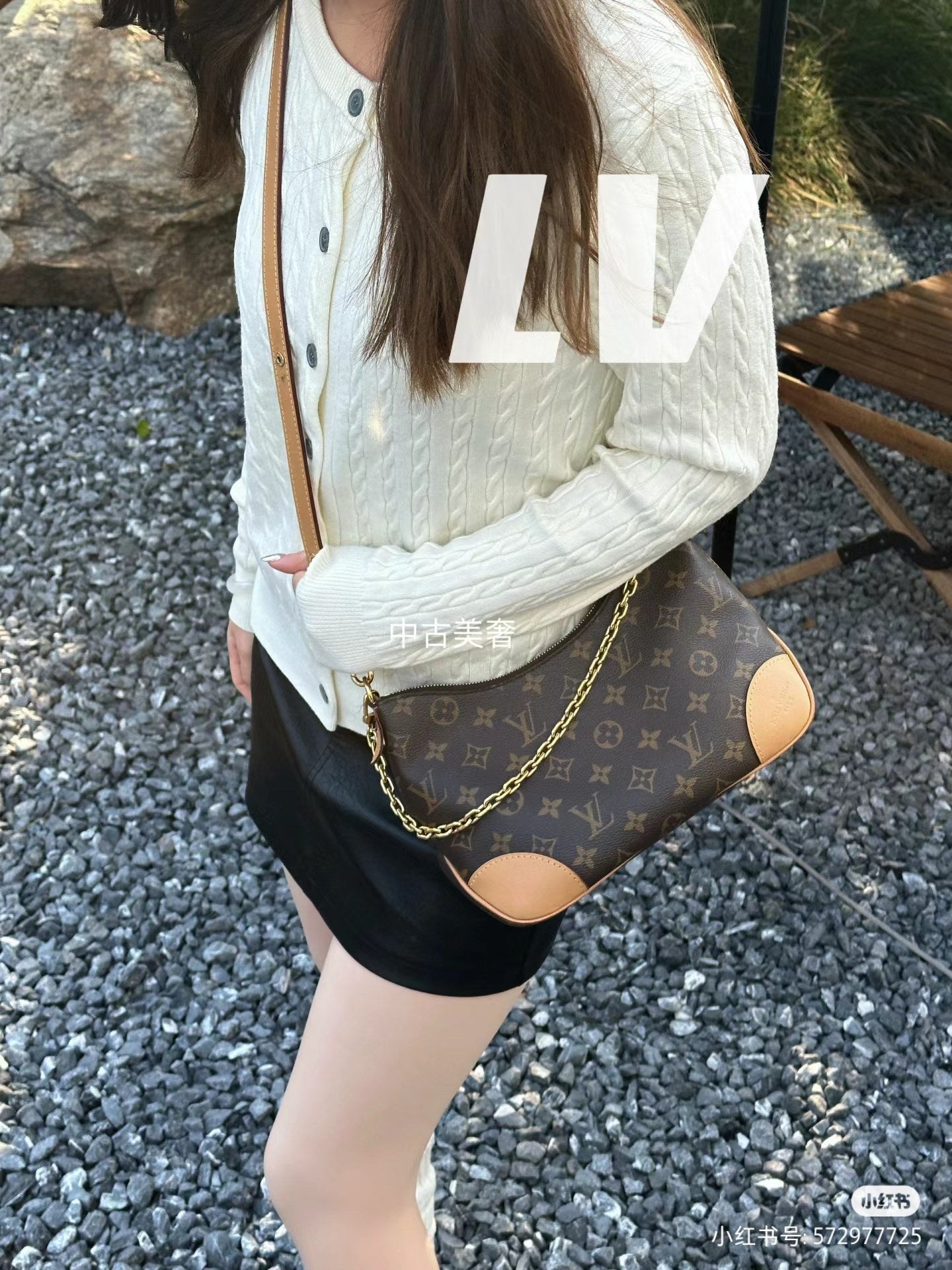 熱銷款 路L家-𝐁𝐎𝐔𝐋𝐎𝐆𝐍𝐄晶片菱形跳動牛角包 棕色