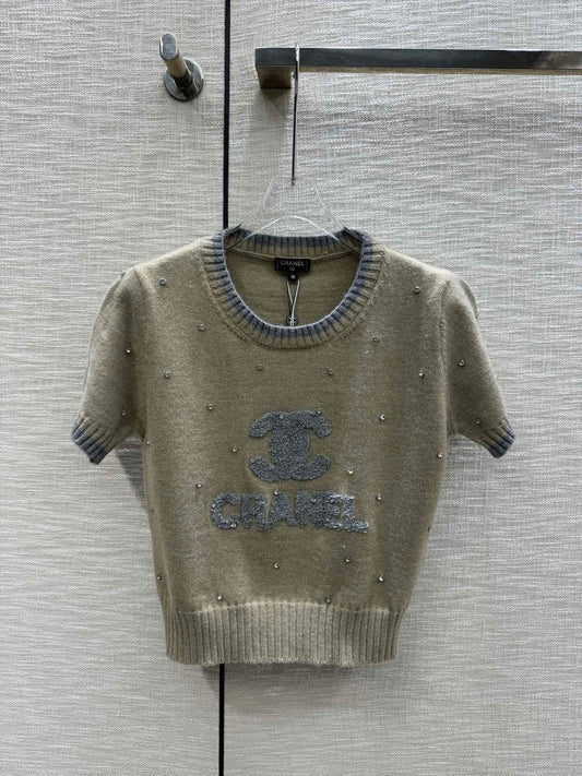 小香家-2403 胸前雙C字母logo圖案針織衫 棕色
