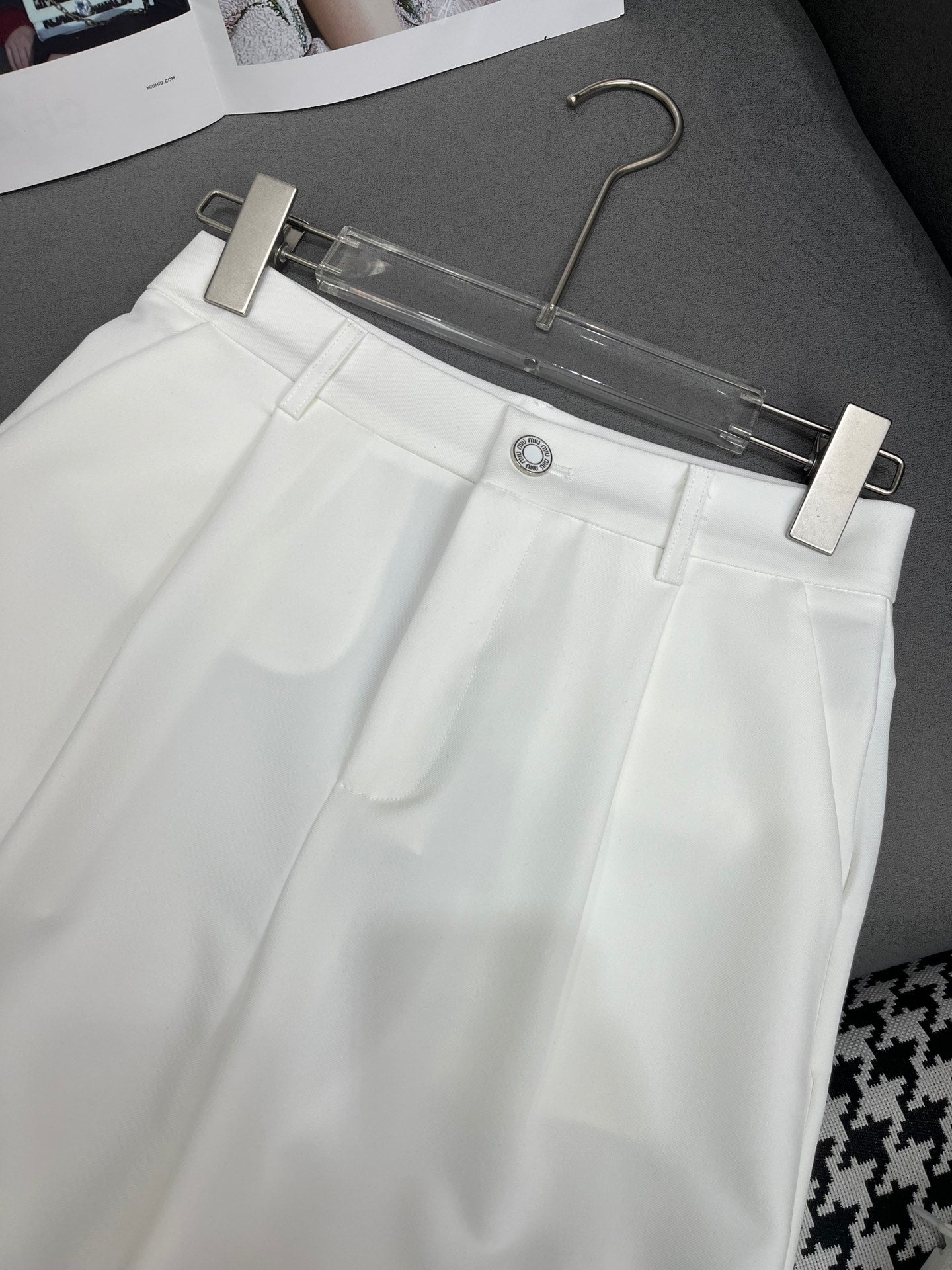 穆M家-2404 24SS春夏新款短褲字母金屬扣環裝飾 白色