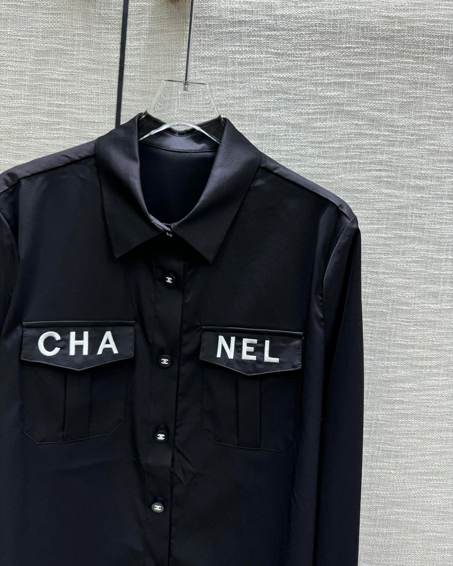 小香家-2403 翻領雙口袋刺繡字母logo襯衫 黑色