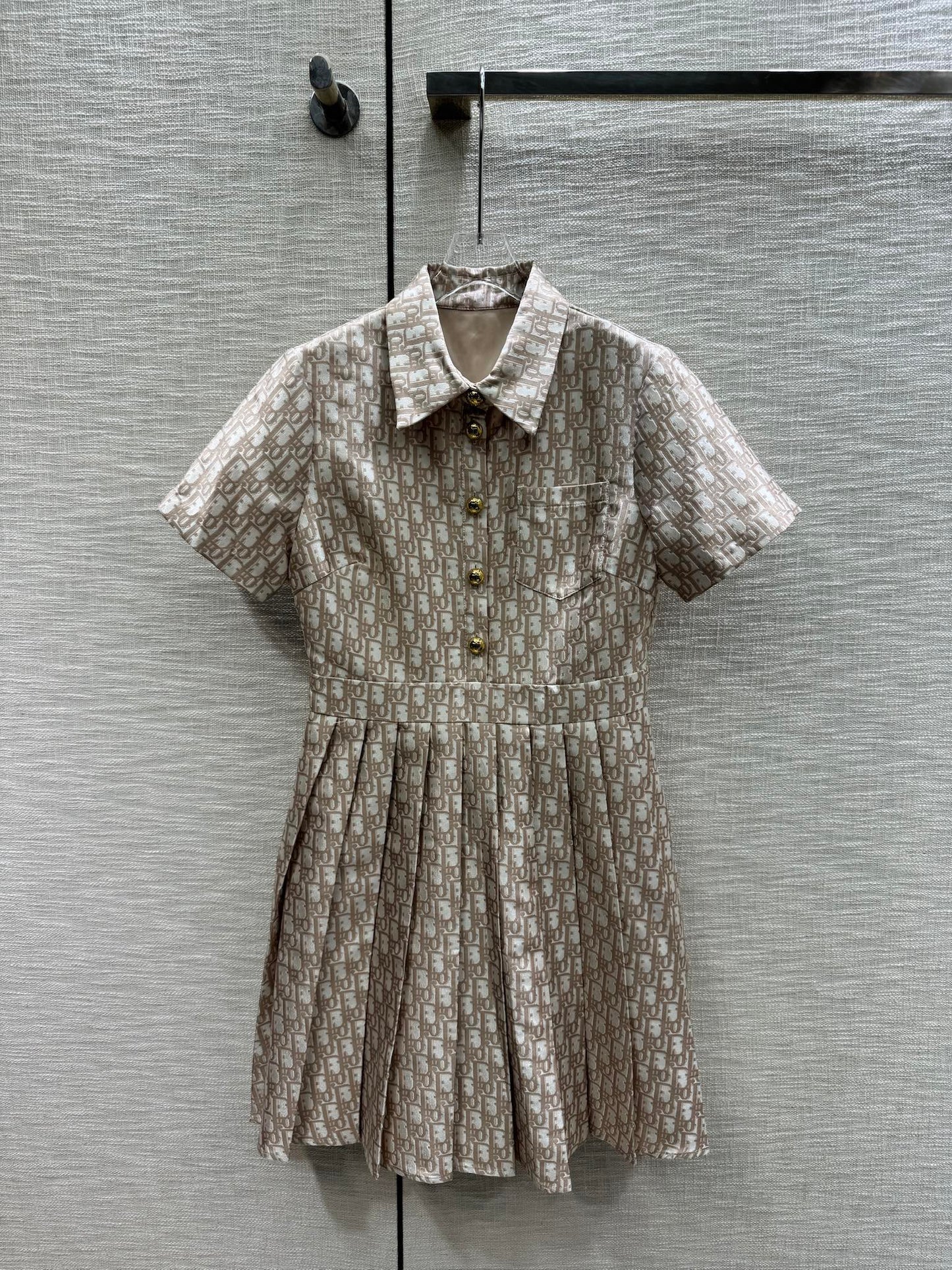迪D家-2403 老花翻領字母連身裙 棕色