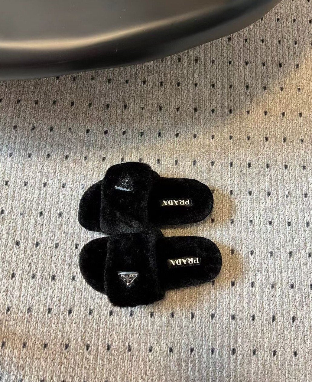 普P家-2023秋冬新款 羊毛拖鞋 側邊三角標誌款 黑色