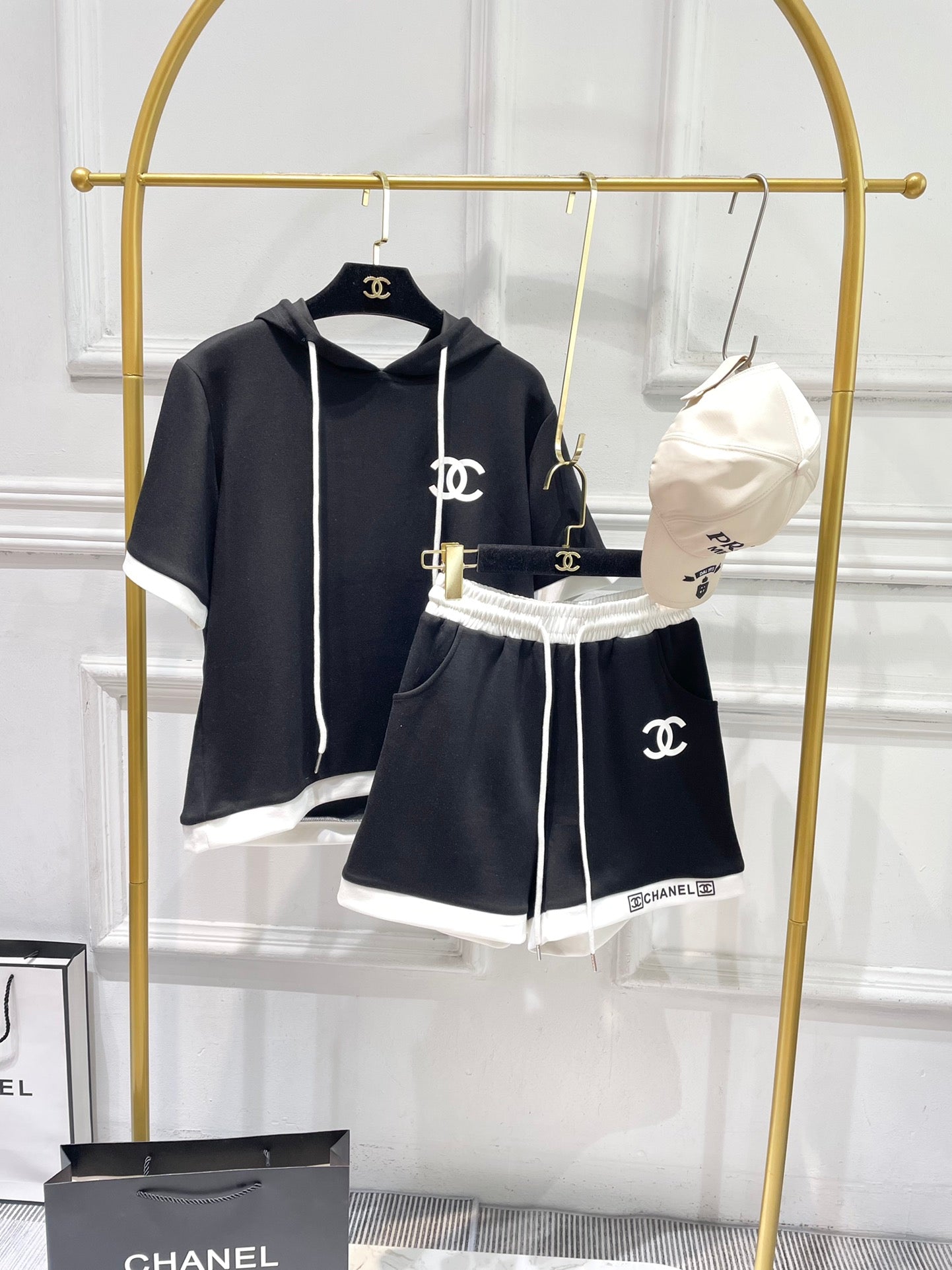小香家-2403 中古撞色連帽短袖短褲套裝 黑色